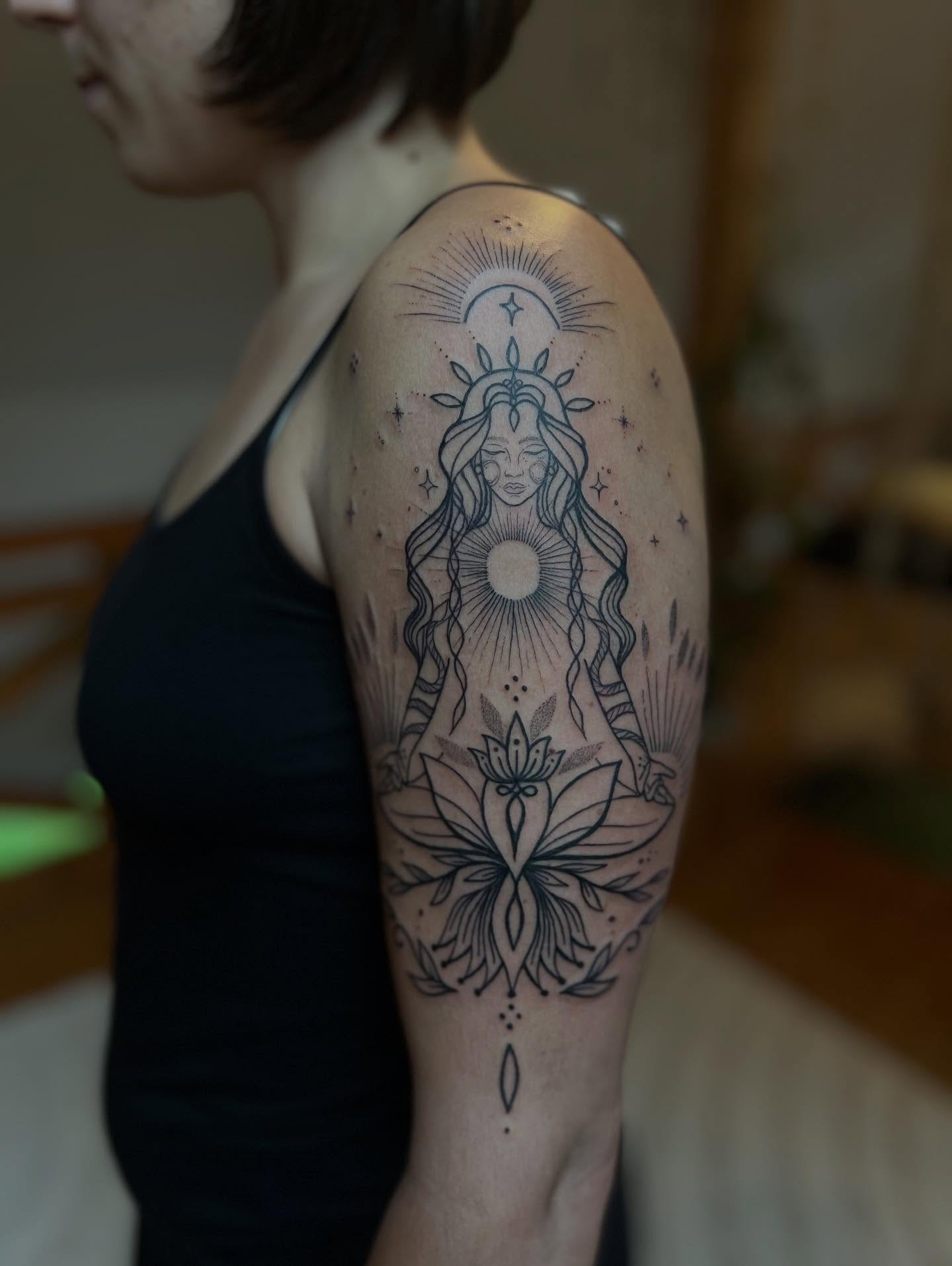 Tak jo, přiznávám si to. Snažila sem se vytvářet reelska protože by to mělo mít lepší dosahy a moc mě to nebere. Ani pak nejdou na feedu vidět ty vaše krásný obrázky s vaším příběhem,které si odtud odnášíte❤️ Takže to vzdavám, budu to mít raději hezčí a menším dosahem než přistupovat na hru, jak by se to mělo dělat aby se to dostalo dál.
Tak sem postupně posdílím ty krásný a silný věci, co sme spolu už za tento rok vytvořily a budu se sem na feed chodit kochat. Pokaždé totiž když vidím jednotlivé tetování, vidím za tím tu jednotlivou bytost a její příběh. Tu životní etapu a témata a plní mě to absolutní vděčností, že u těchle vašich přerodů můžu být.
ps: taky vnímate jak ten podzim stahuje do sebe a nutí přeskládat věci které nefungujou? Aspoň já to tak mám a je to taaaak uvolňující ❤️