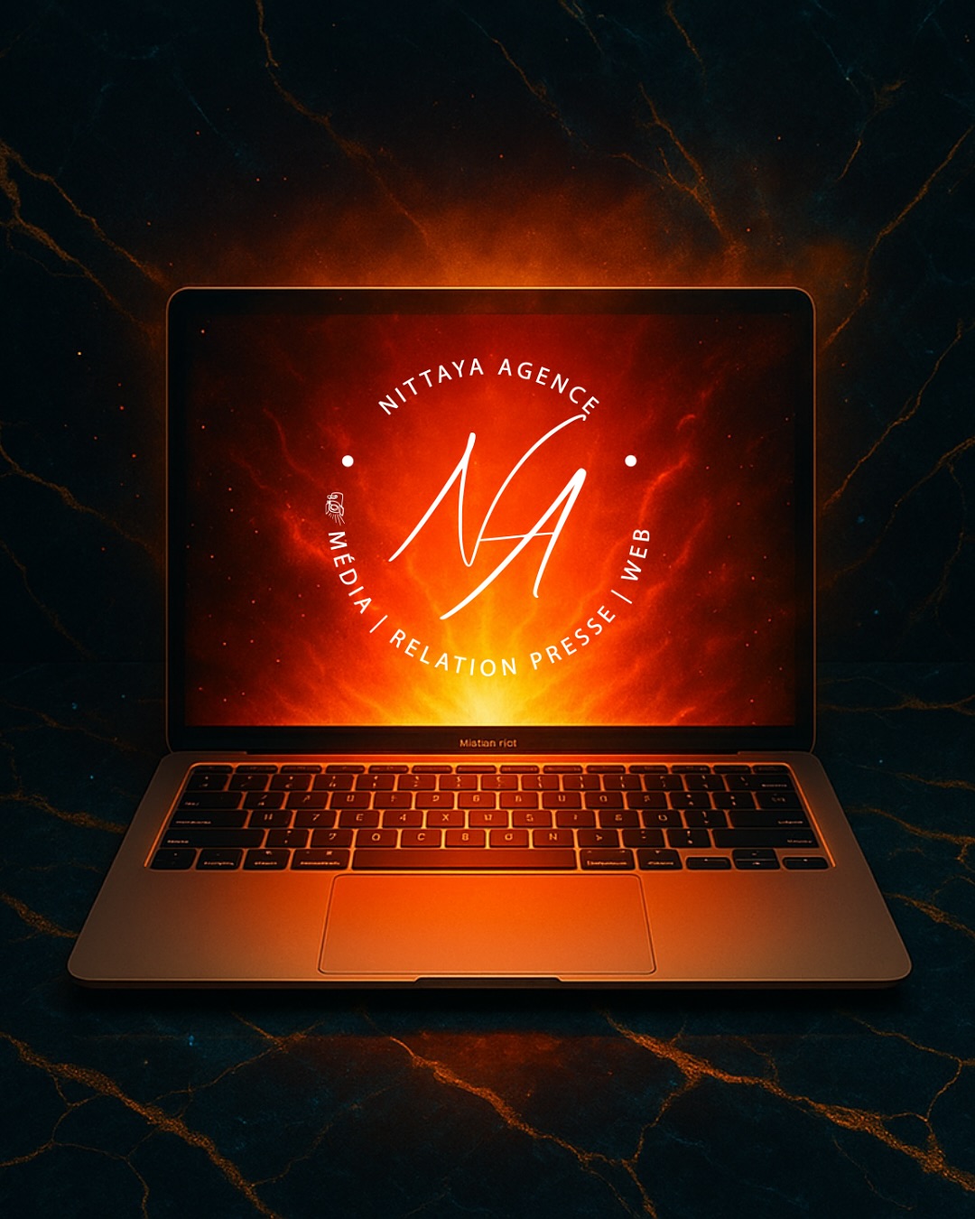 Ce n’est pas l’ordinateur qui vous veut du mal…😈
L’informatique n’est pas le diable.
Le diable, c’est la personne qui vous envoie un e-mail « officiel »Wix pour récupérer vos données.
C’est celui qui saute sur votre IBAN publié sur votre site comme s’il avait gagné au loto.
C’est celui qui intercepte un mot de passe envoyé gaiement sur WhatsApp…
Les pirates ne font pas de magie noire : ils utilisent vos propres portes ouvertes.
Alors oui, vous avez autre chose à faire que de penser “cybersécurité” tous les jours.
Mais …
- Ne mettez pas vos identifiants sur un plateau d’argent ! Ou sur un post it 😉
- Ne postez pas vos infos bancaires sur Internet comme si c’était une photo de vacances…
- Et, par pitié, ne répondez pas aux “vrais-faux” e-mails Wix, PayPal, Facebook, etc.
La sécurité, c’est comme une serrure :
elle ne sert à rien si on laisse la porte grande ouverte. 🔐
Nittaya, un point c’est tout.