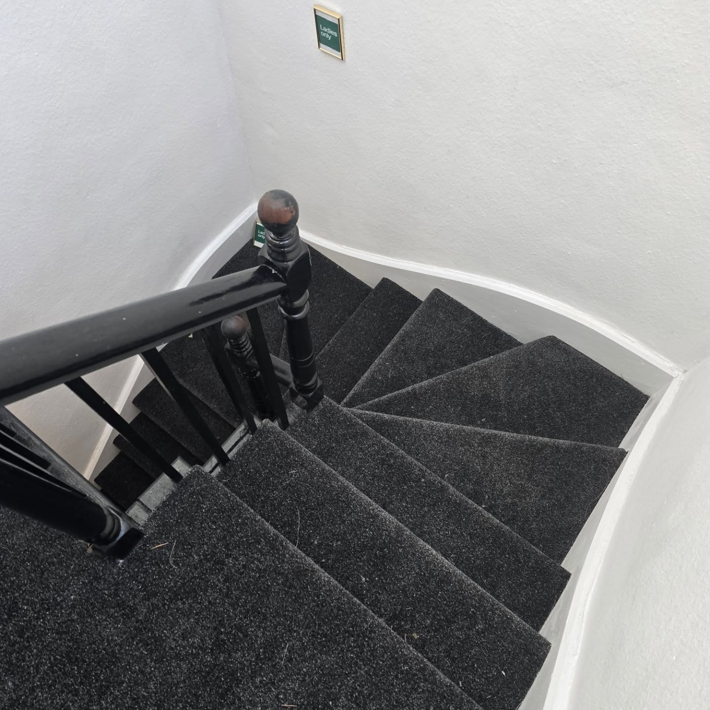 Double hall,stairs and landing fitted yesterday in this lovely synthetic twist. Synthetic carpets are ideal and so easily cleaned. Our stain resistant carpets start at just £9.99m2!! #matlock #elliottcarpetsmatlock #furlongflooring #carpetfitting