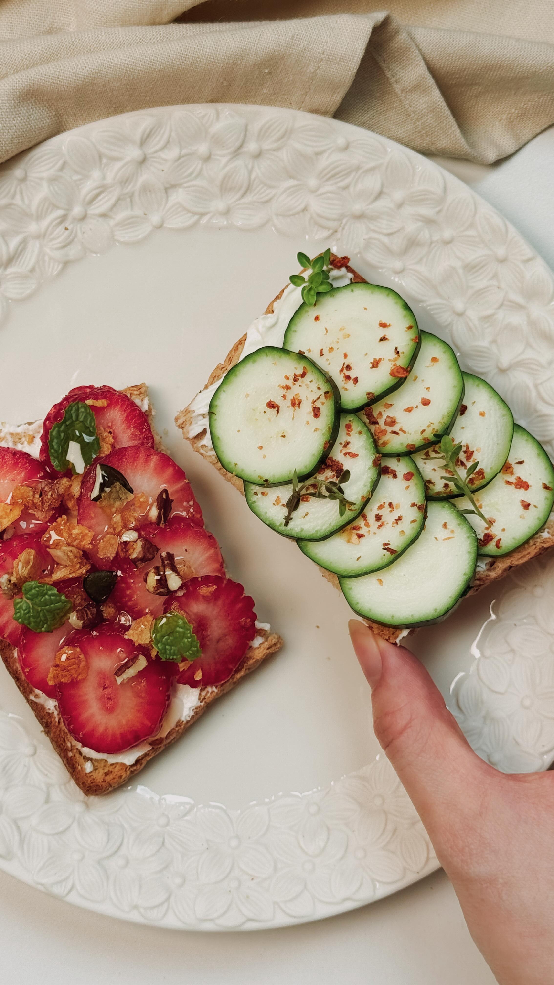 TOASTS SUCRÉ-SALÉ 🥪🍯
Toujours en quête de nouvelles idées, cette semaine nous avons revisité le classique toast avec une touche de créativité : une version sucrée et salée à la fois simple, savoureuse et pleine de caractère grâce à @lesgranolasdejenny . Recette simple, rapide et idéale pour apéritif raffiné, encas sain ou un brunch équilibré !
Ingrédients:
Toast sucré :
- 1 tranche de pain complet sans gluten
- Fromage frais
- Fraises
- @lesgranolasdejenny , saveur Noix de Pécan
- Sirop d’érable (facultatif)
Toast salé :
- 1 tranche de pain complet sans gluten
- Ricotta
- Courgettes coupées en rondelles
- Flocons de piment
Préparation:
➡️ Toaster le pain, étaler le fromage frais (version sucrée) et la ricotta (version salée).
➡️ Disposer respectivement les tranches de fraises et de courgettes.
➡️ Saupoudrer de @lesgranolasdejenny , saveur Noix de Pécan.
➡️ Ajouter le sirop d’érable (version sucrée) et les flocons de piment (version salée).
#lesgranolasdejenny #granola #swissmade #glutenfree #switzerland #sansgluten #healthyfood #recettefacile #sweetandsavorytoast #toastidea