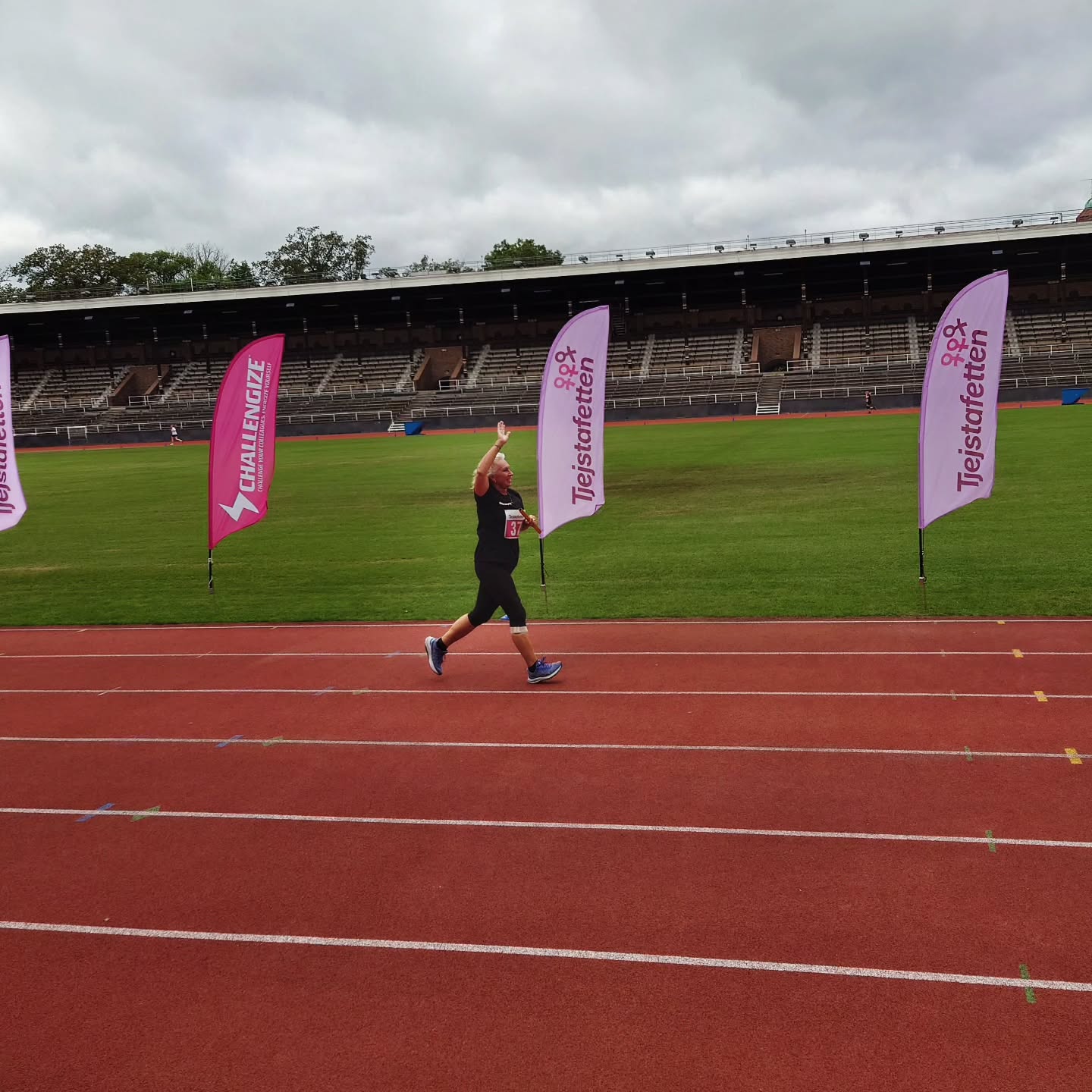 Igår spenderades stora delar av dagen inne på Stadion där @tjejstafetten gick av stapeln - Sveriges första kvinnliga stafettlopp. @storasyster_org hade med två lag, där Pillan startade i det ena laget och Marie i det andra 🏃💚
Vid varje växling skänktes en summa till organisationer med kvinnor och flickor i fokus ♀️💪✨
Enligt Pillan så är det endast vid ett fåtal tillfällen det här med att springa är nödvändigt:
1) Du blir jagad av någon/något och det finns risk att mista livet
2) Din katt/hund har smitit vid olämpligt tillfälle
3) Du hör glassbilen
4) Du samlar in pengar till något som gör världen till en lite bättre plats
(Ni hör ju, hon är inte ett speciellt stort fan av jogging utan pysslar hellre med andra träningsformer...)
Tack för en fantastiskt rolig dag!
