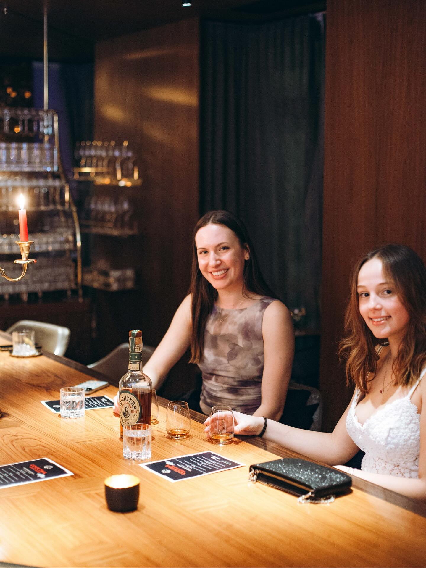 Friday Mood: bunt, cool und voller Drinks. 🖤🤩
Cheers to Friday! Lvdwig Bar – dein Drink-Spot fürs Wochenende 🍹
#lvdwigbar #cocktailbar #cocktailbarvienna #barsvienna #viennadrinks #viennabars