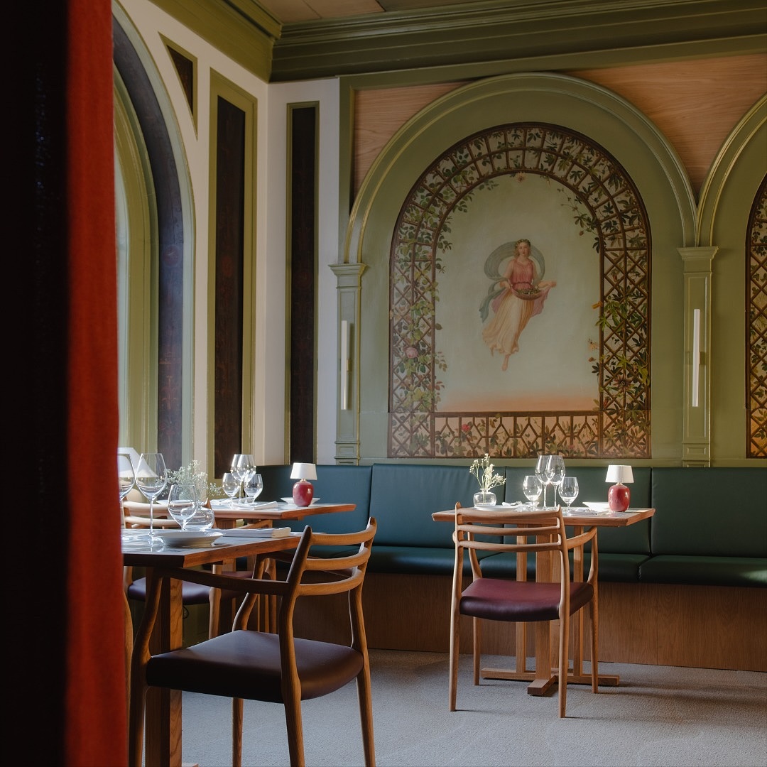 Where history meets culinary excellence, in a 2025 Michelin-recommended winning restaurant.✨🇩🇰 Our Møller 62 chairs in oak wood with red leather seats at the @restaurant.anton in Copenhagen Denmark.
Restaurant Anton is located in one of Copenhagen’s most beautiful restaurant spaces in Store Strandstræde.
The 171-year-old venue is the setting for a seasonal kitchen that continues the qualities of Nordic cuisine with an “Anton” twist.