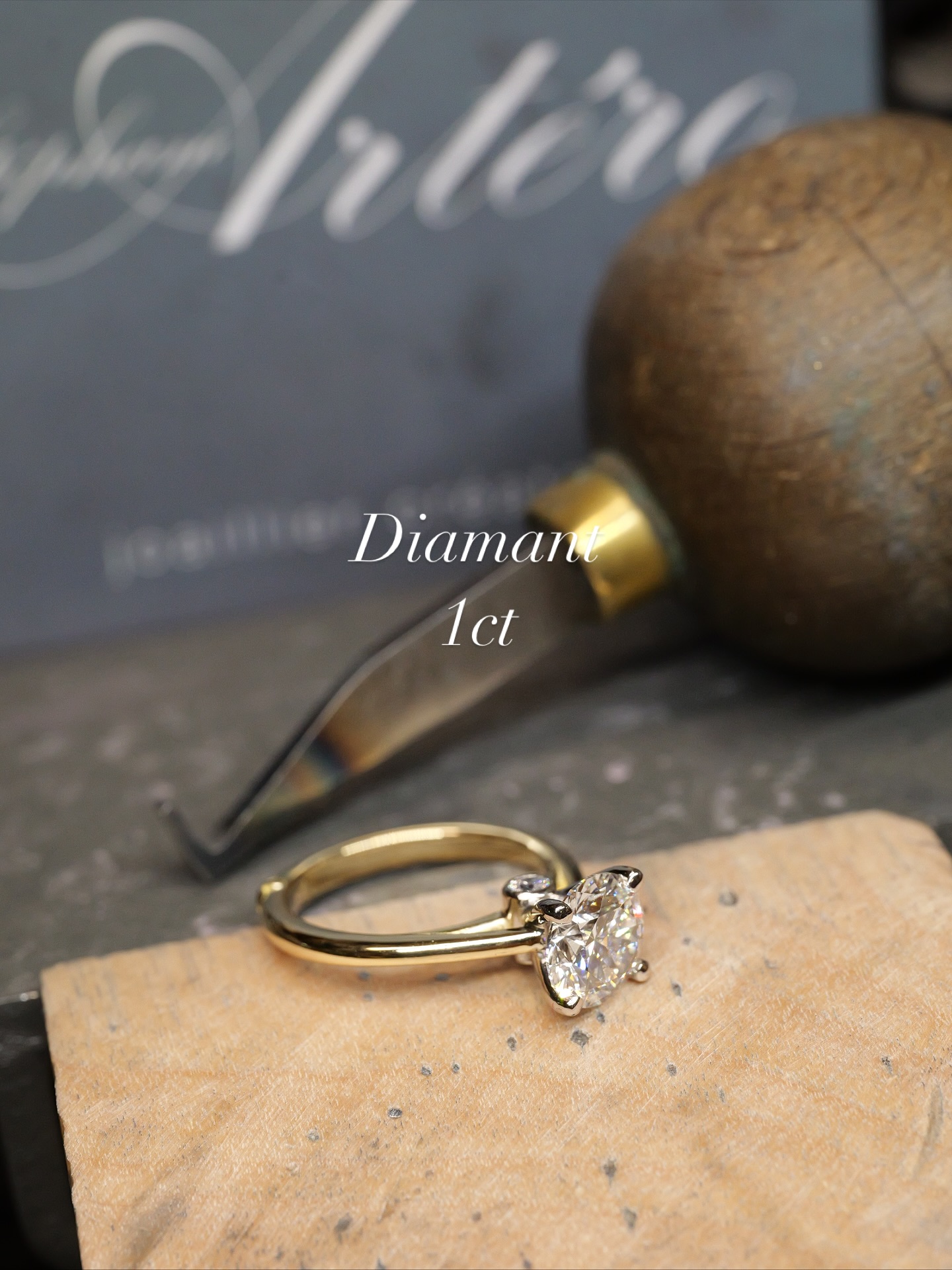 Collection « Amour »
Laissez-vous envoûter par la splendeur amoureuse de notre solitaire de fiançailles issue de la collection « Amour » de Stéphane Artéro. Ce bijou exquis met en scène un diamant rond central.
Stéphane Artéro a voulu créer un solitaire simple et traditionnel tout en y ajoutant de la modernité et une note d’originalité et d’élégance avec la signature qui devient maintenant emblématique de la marque Artéro Stéphane : une petite fleur sculptée en relief sur le dessous de la bague. #amour #fiançailles #diamant #surmesures #joaillier