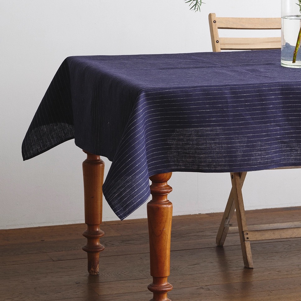 En pur lin, la nappe Harper apporte à la table une élégance sobre et intemporelle. Sa teinte grise douce s’associe facilement avec la vaisselle en bois, la céramique ou le verre coloré, créant une atmosphère simple et chaleureuse, idéale au quotidien comme pour recevoir.
Le lin, matière vivante et durable, se patine avec le temps et devient encore plus beau lavage après lavage.
🍂 Parfaite pour accueillir l’automne avec naturel et simplicité, la nappe Harper invite à ralentir et à savourer les moments partagés autour de la table. #lesjoliesemplettes #slowliving #maisonslow #decoslow #slowlife #maisonnaturelle #homedetails #interieurslow #decoecoresponsable
#tabledautomne #maisondautomne #ambianceautomne #automneslow #automnechezsoi #automnecosy #inspirationmaison #momentssaisonniers #vivrelentement #everydaybeauty #simpleliving