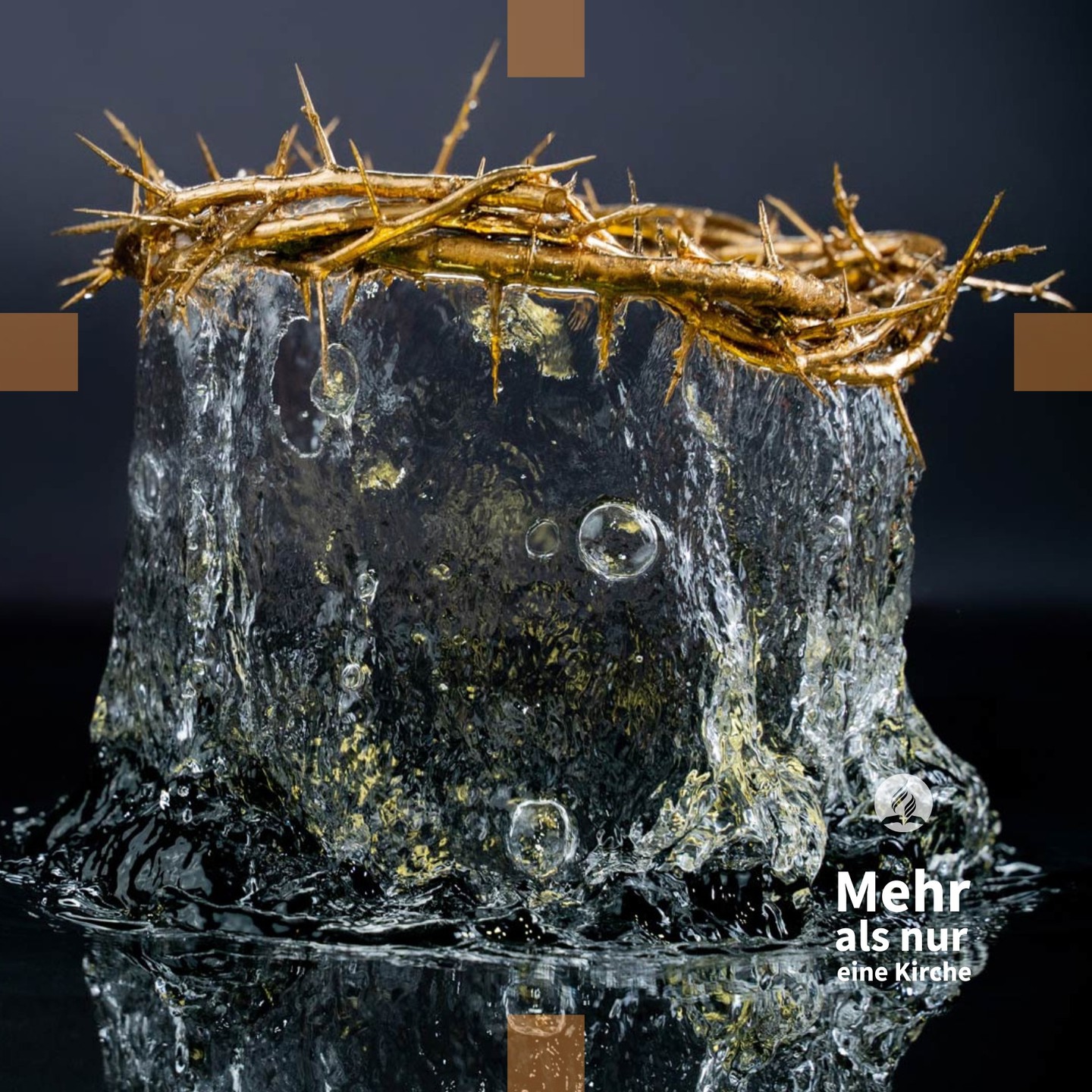 Der Sohn
Es war einmal ein Prinz, der große Macht hatte und dem alle Könige weit und breit großen Respekt zollten.
Dieser Königssohn verliebte sich eines Tages in ein einfaches Mädchen von armer Herkunft. Mehr als alles in der Welt sehnte er sich nach ihrer Zuneigung. Doch wie sollte er ihr Herz gewinnen?
Seine überragende Macht und Größe stellten ihn vor eine große Herausforderung: Natürlich könnte er jederzeit um ihre Hand anhalten. Niemand hätte es gewagt, ihn zurückzuweisen oder sein Recht auch nur einen Moment lang in Frage zu stellen. Doch wie könnte er sich dann ihrer Liebe sicher sein, nach der er sich so sehr sehnte, wenn sie ihn gar nicht hätte ablehnen können?
Er könnte auch mit einem beachtlichen Gespann vorfahren und seinen königlichen Glanz zur Schau stellen. Er könnte ihr damit die Aussicht eröffnen, ihrer armen Herkunft zu entgehen und den Rest ihres Lebens reich und ohne Sorgen am Königshof zu leben. Doch würde er dann nicht immer daran zweifeln, dass sie ihn auch um seiner selbst willen gewählt hätte?
Dieses Gleichnis erzählt der Philosoph und Theologe Søren Kierkegaard, um uns einen Eindruck davon zu geben, wie es Gott mit den Menschen geht. Gott hätte die Autorität und Allmacht, uns zu zwingen, ihn zu lieben. Er könnte sich auch in all seiner Herrlichkeit offenbaren und uns damit einfach überwältigen. Jeder würde sich ihm ergeben und ihm huldigen. Aber das will er nicht, denn er sehnt sich nach einer Liebesbeziehung. Er wählte einen anderen Weg. Genau wie der Königssohn…
Der Prinz legte seine königliche Würde ab und zog die Kleider eines Armen an. Er suchte sich eine Arbeit in der Nachbarschaft des Mädchens...
Das war ein Auszug aus dem Buch.
Willst du weiter lesen?
Jetzt kostenlos anfordern
https://glaube.adventisten.at/