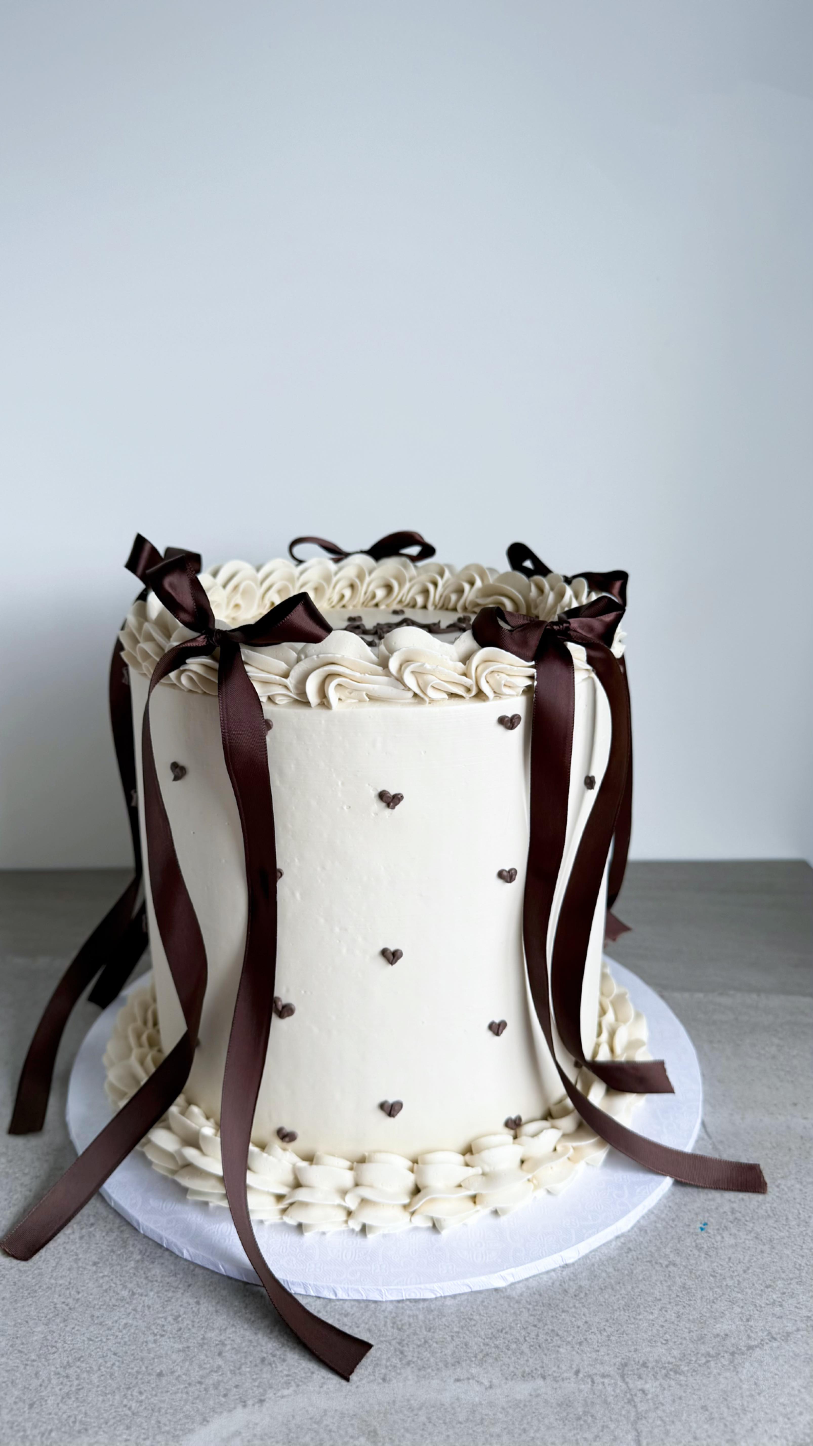 ✨ A timeless beauty ✨ Our neutral shades vintage cake has all the soft, elegant vibes — and I think the bows give it that little extra touch of charm and sophistication 🤍
#VintageCake #NeutralTones #ElegantCakes #CakeArt #CustomCakes #CakesOfInstagram #CakeInspo #ButtercreamCakes #NZCakes #CelebrationCakes #BakersOfInstagram #CakeDesign