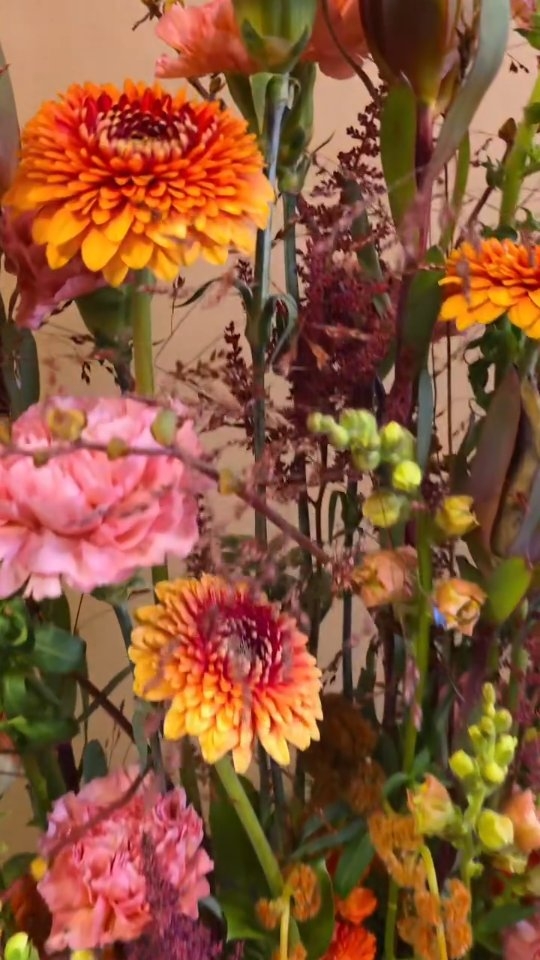 #kukkasidonnanperuskurssi teema tällä viikolla oli asetelmalliset työt
#ahlmanfloristi #ahlmanviherjakukka #flowerlover #learningbydoing #kukkasidonta #kukkiakukkia #studentdesign #hävikinhyödyntäminen
@ahlmanedu @ahlmanviherjakukka @kukkatoimitustampere