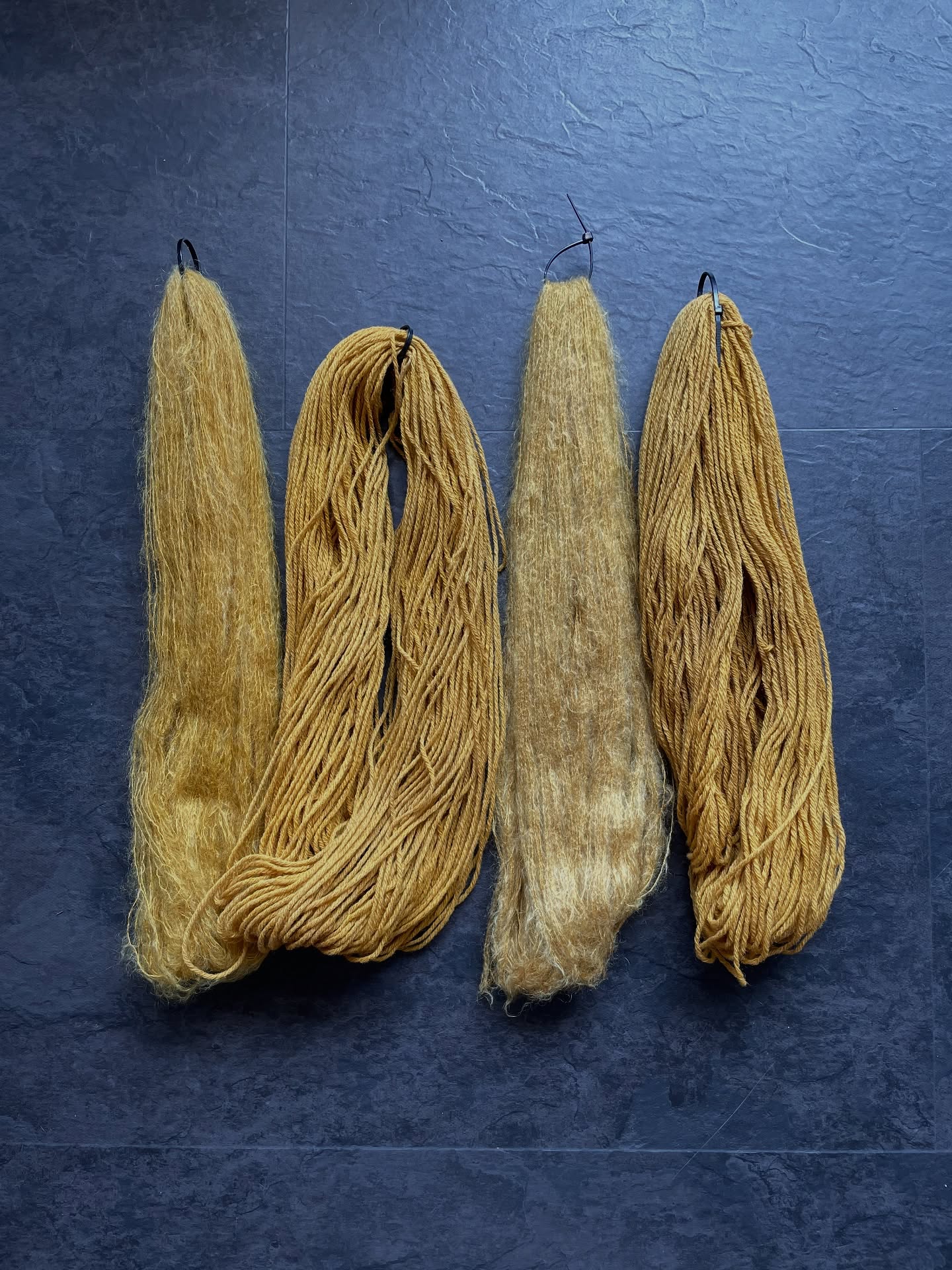 Workshop im Fibre Atelier
Am 30. November färben wir zusammen mit @lilablum.ch Wolle und Seide – ausschliesslich mit Pflanzenfarben.
Auf dem Bild siehst du zum Beispiel die warmen Farbtöne, die mit Zwiebelschalen entstehen. Entdecke die vielen Möglichkeiten und färbe dir deine Wolle für dein nächstes Projekt selbst.
Es gibt nur noch zwei freie Plätze. Reserviere dir also schnell einen Platz und notiere dir das Datum.
Alle Infos findest du online oder direkt im Fibre Atelier.
Ich freue mich jetzt schon auf einen unvergesslichen Tag mit euch.
#schweizerhandwerk #schweizstrickt #fibreatelier #kreativkurs #workshopschweiz
#naturfarben #naturfärben #pflanzenfärben #naturtextilien #naturfaser #naturfarbenliebe #naturwolle #seidenfärben