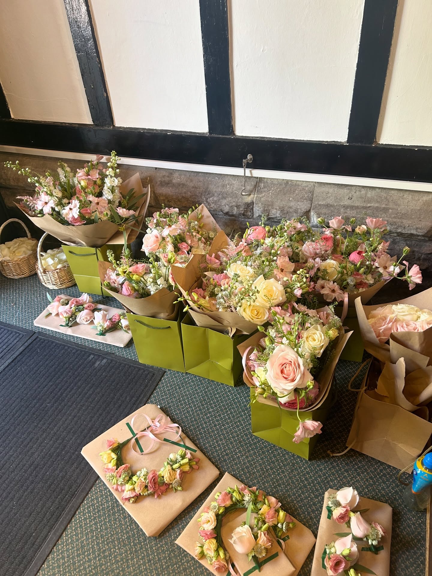 Bridal party blooms - delivered ☑️ with some sweet spring sunshine floating through ☀️
Missing the spring/summer loveliness but very ready for some gorgeous autumnal palettes 🎨
What’s your fave season? 🍂
#weddingflowers #bridalparty #bridetobe #weddingflorist #ukwedding #londonflorist #flowersofinstagram #modernromance