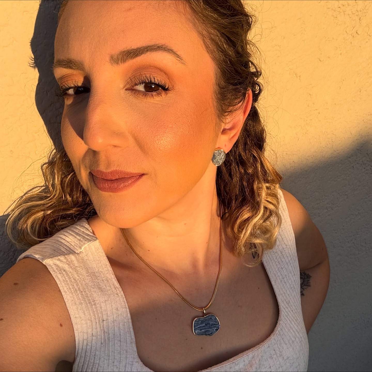 💙 A Cianita Azul é conhecida como a pedra do equilíbrio e da proteção.
Um conjunto que une elegância, sofisticação e energia positiva em cada detalhe. ✨
👉 Garanta o seu e leve essa energia com você!