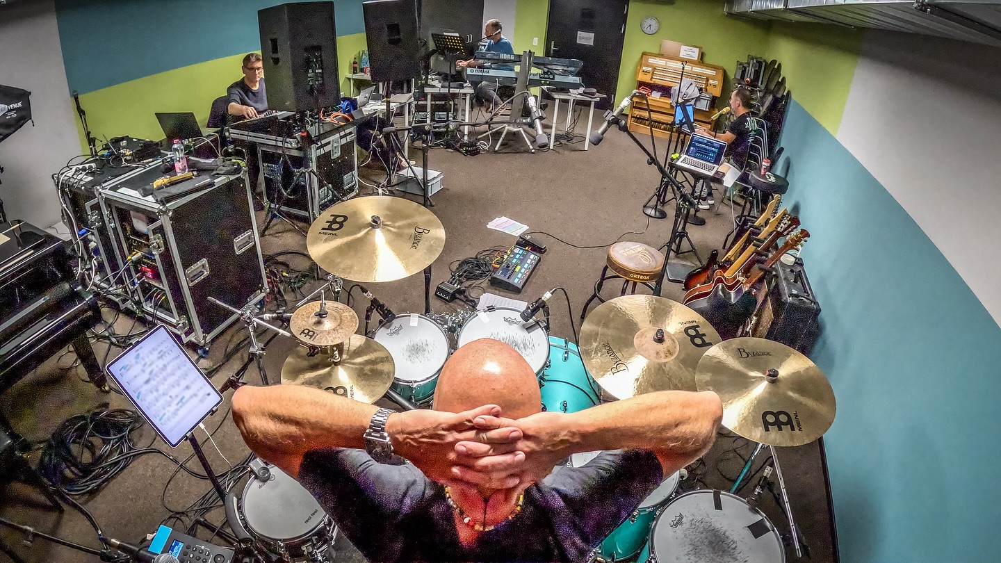 Proben für die neue DJBobo Show «the great adventure» 2026 💪🏽
#djbobo #thegrateadventure #rehearsal #tombeck #tourlife #tamadrumsofficial #meinlcymbals #porteranddavis #hausdermusik #hausdermusikinterlaken #interlaken #berneroberland