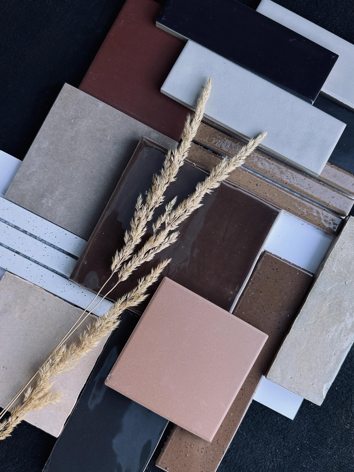 Cet automne, on voit la vie en brun…
On aime ça et on n’est pas près de décrocher! 🍂🤎
Belle palette de matériaux dénichés chez @ceragres pour habiller nos projets de douceur & de chaleur 🪵 ☕️