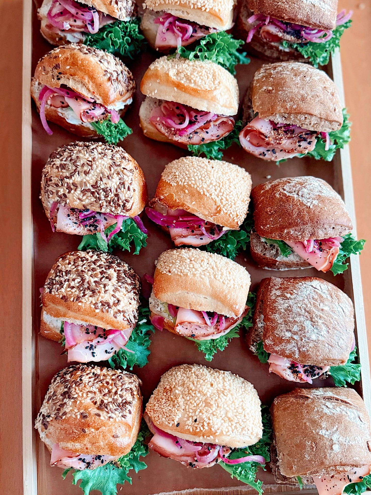 Mini deluxe mackor, yoghurtcups, juice, muffins från Morris and Bens Frukostleverans i Göteborg 🫐
Bjud på fredagsbrunch på jobbet, boka din och dina kollegors mysmorgon på jobbet 🥐 info@frukostleverans.se 🥐