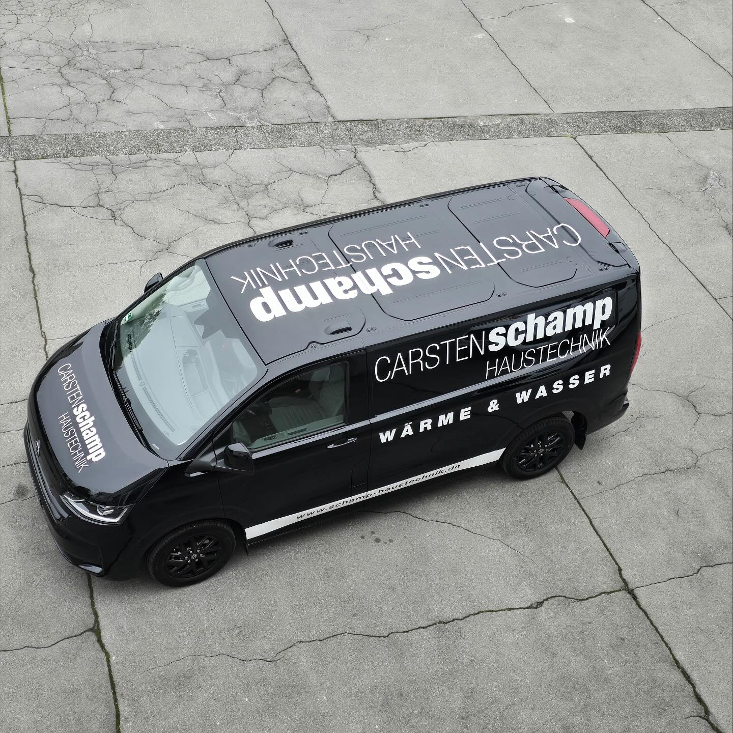 Frisch foliert, stark gebrandet! 🏗️
Der neu gestalteter Volkswagen Transporter T7 für @carsten_schamp_haustechnik aus #wuppertal ist ein echter Hingucker auf jeder Baustelle. 🚧
#Fahrzeugbeschriftung #ICDPrinting #Werbetechnik #VWTransporter #Autofolierung #CarWrapping #CorporateDesign #MobileWerbung #Werbefolie #Digitaldruck #Grafikdesign #Handwerk #Haustechnik #MarketingOnWheels #werbefahrzeug
