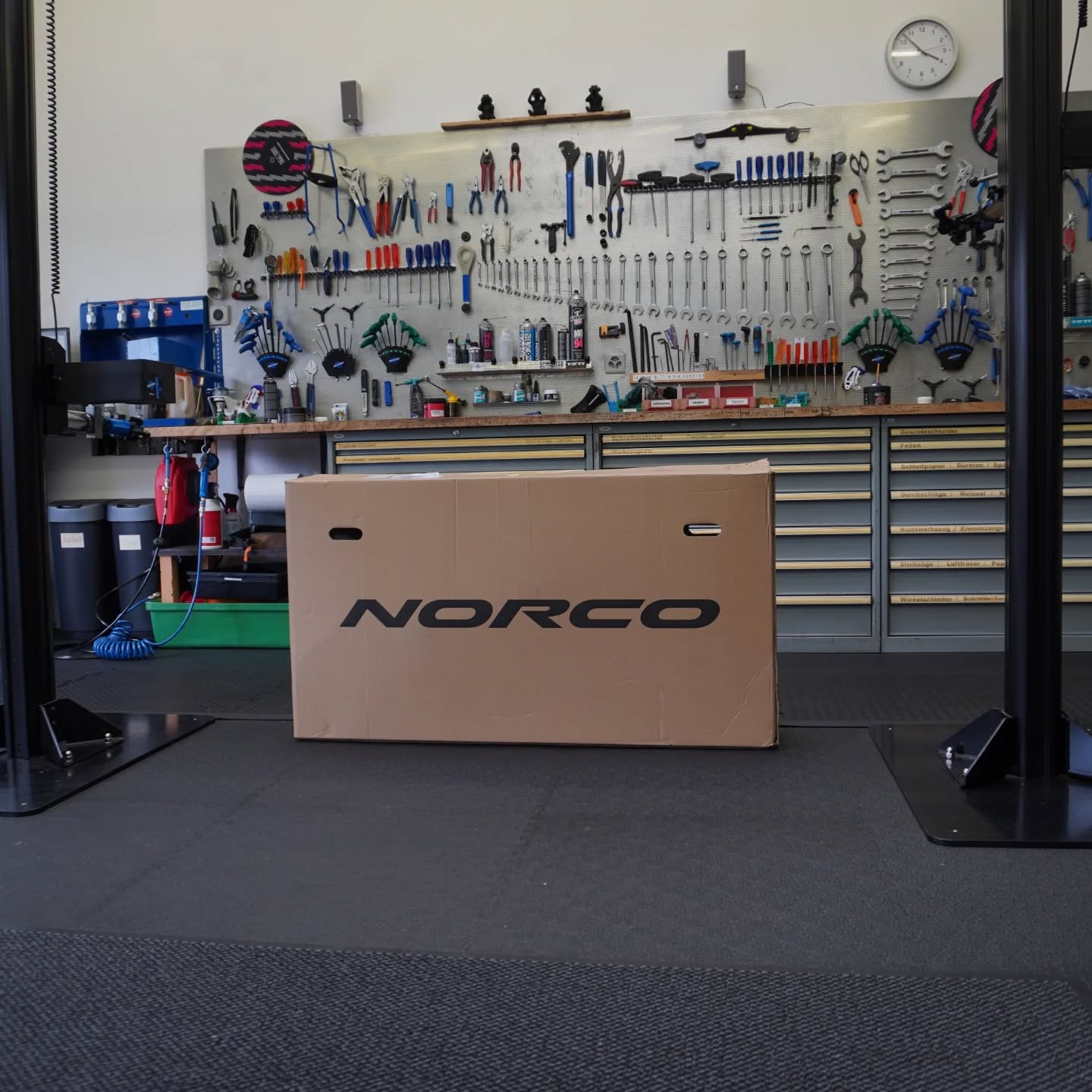 Was haben wir den da ?
Norco fluid 20"
Haben wir uns so ein Bike nicht alle gewünscht als wir Kinder waren.
20" Laufräder fully für die ultimativen biker Kids.
Besser als jede Playstation oder Xbox raus in den Wald und erkunde die Trails 🤘
Mehr infos bei uns im Shop natürlich auch zum draufsitzen.
www.stoeri-herisau.ch
#norcobikes#mtbswitzerland#norcofluid#bikepark#waldeggtrail#uetliberg#herisau#gossau#sanktgallen#mtb