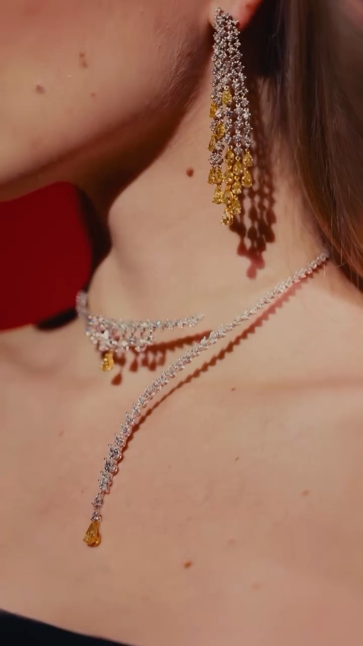 Where the black canvas becomes alive with fire and brilliance, Dila Exclusive turns light itself into jewelry.
#DilaExclusive #HighJewelry #ArtOfContrast #VisualElegance #LuxuryDefined #JewelryFilm #ModernMuse #GoldenFire #DiamondBrilliance #LuxuryScene