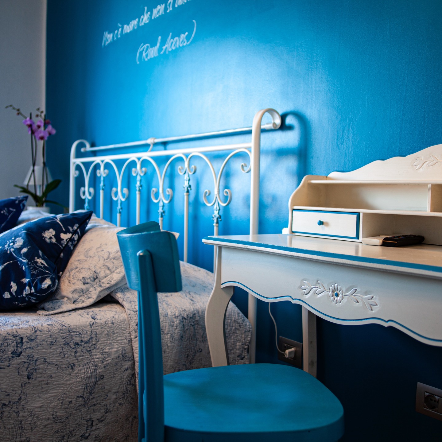 Scopri le nostre camere, la loro #luce, l'arredamento, immergiti nella bellezza di un'alba senza confini e goditi ogni #istante delle tue #vacanze nella #RivieradelConero. Ti aspettiamo a #Sirolo - #marchetourism #lemarche #hollydays