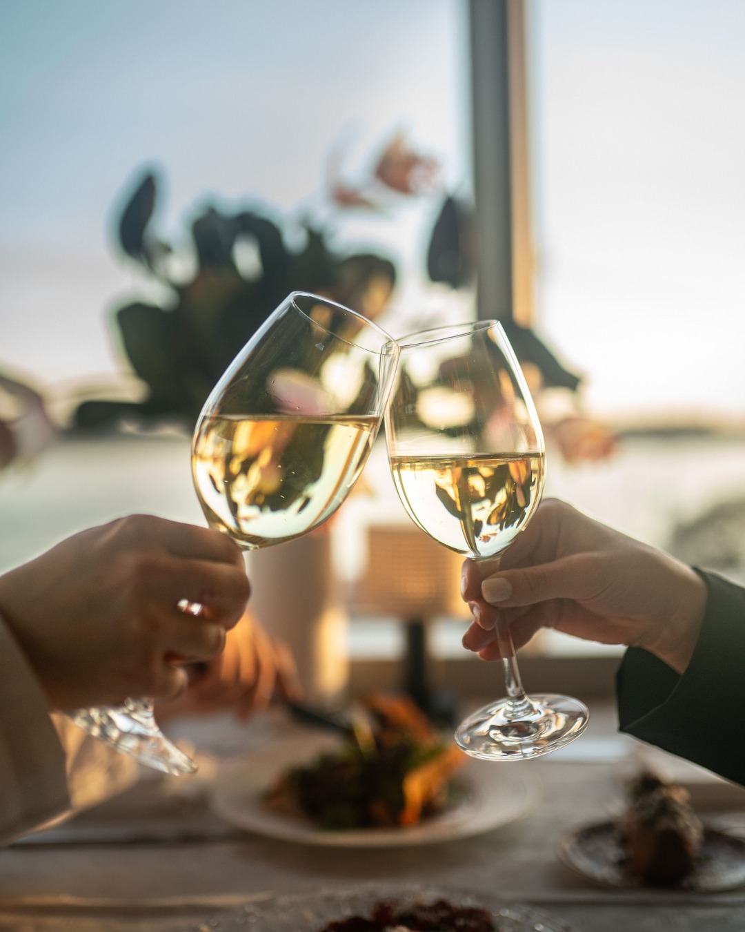 Dukat för skratt, smaker och samtal som aldrig tar slut. 🥂
Det bästa på bordet är ofta sällskapet som sitter runt det. Kvällar som dessa lever kvar långt efter att ljusen slocknat och glasen tömts.
Skaldjursveckan är snart här! Boka bord mellan den 14–19 oktober för att ta del av godsaker ifrån våra hav. Boende o meny från 1700kr/pers.
Välkommen att äta och bo!
Boka rum hos oss via länken i vår bio.👈🔗