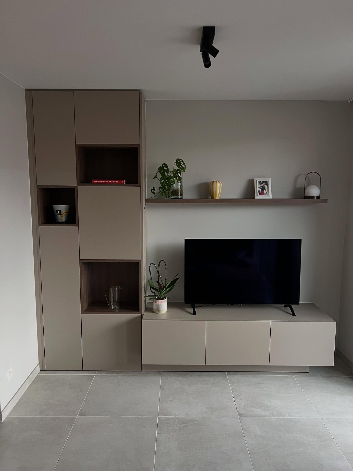 Tv-meubel op maat
✅ Brengt rust en warmte in je woonkamer
✅ Subtiele houtaccenten
✅ Verborgen opbergruimte voor een serene look
Het resultaat: een stijlvol interieur waar eenvoud en klasse samenkomen. ✨
Wil jij ook zo’n uniek meubel op maat?
📩 Stuur ons een bericht en wij denken graag met je mee!
#interieur #woonkamer #designmeubels #interieurinspiratie