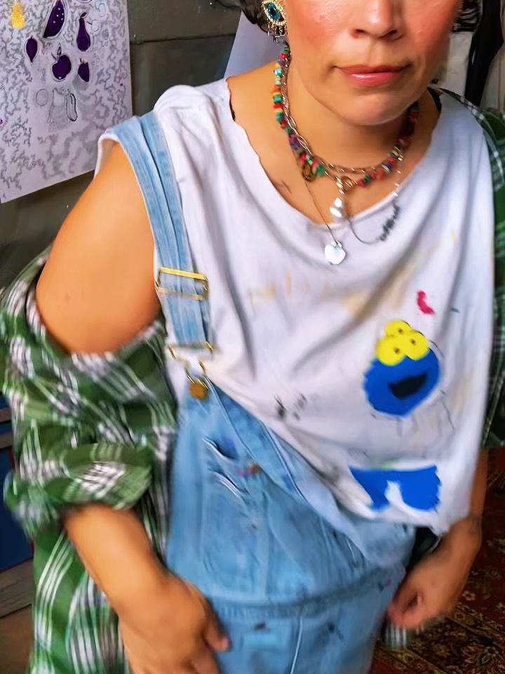 🎨 Kunst & Ateliertage auf der Insel – let’s go!
Ihr erkennt mich ganz easy: einfach nach der Person Ausschau halten, die von Kopf bis Fuß mit Farbe eingesaut ist 😅
Noch nie gesiebdruckt, aber mega Bock es mal auszuprobieren?
Dann kommt vorbei – heute und morgen könnt ihr bei mir kostenlos einen kleinen Wilhelmsburg-Print drucken und selbst den Rakel schwingen 💪✨
Ich freu mich auf euch!
#siebdruck #wilhelmsburg #kunstundateliertage #OpenStudio #printityourself