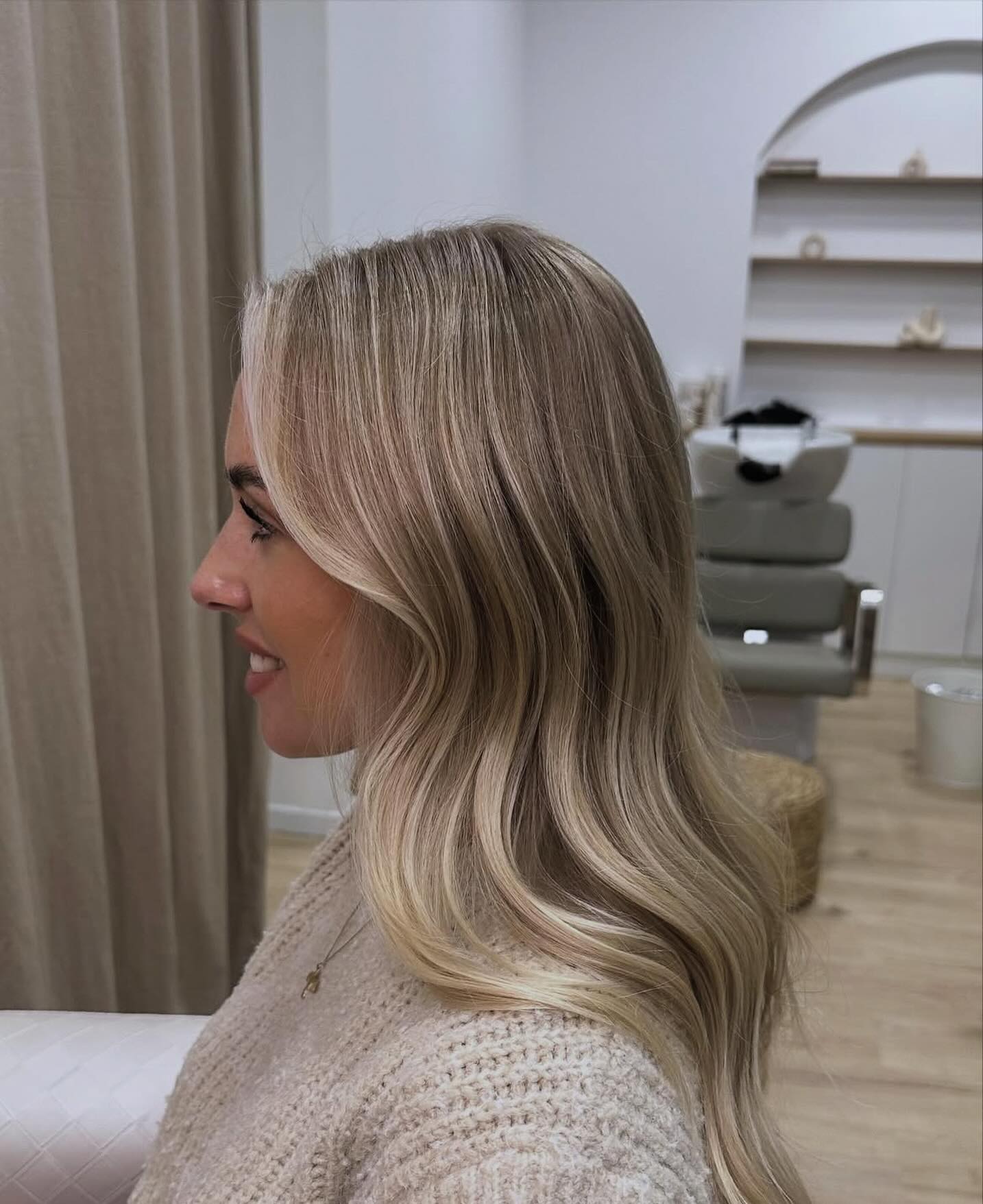 Nordic blond bayalage! 🙌
Excellent work by Janet Axu
#hairdresserpalmademallorca #bayalagepalma #hairdresserspain #swedishhairdresserpalmademallorca
