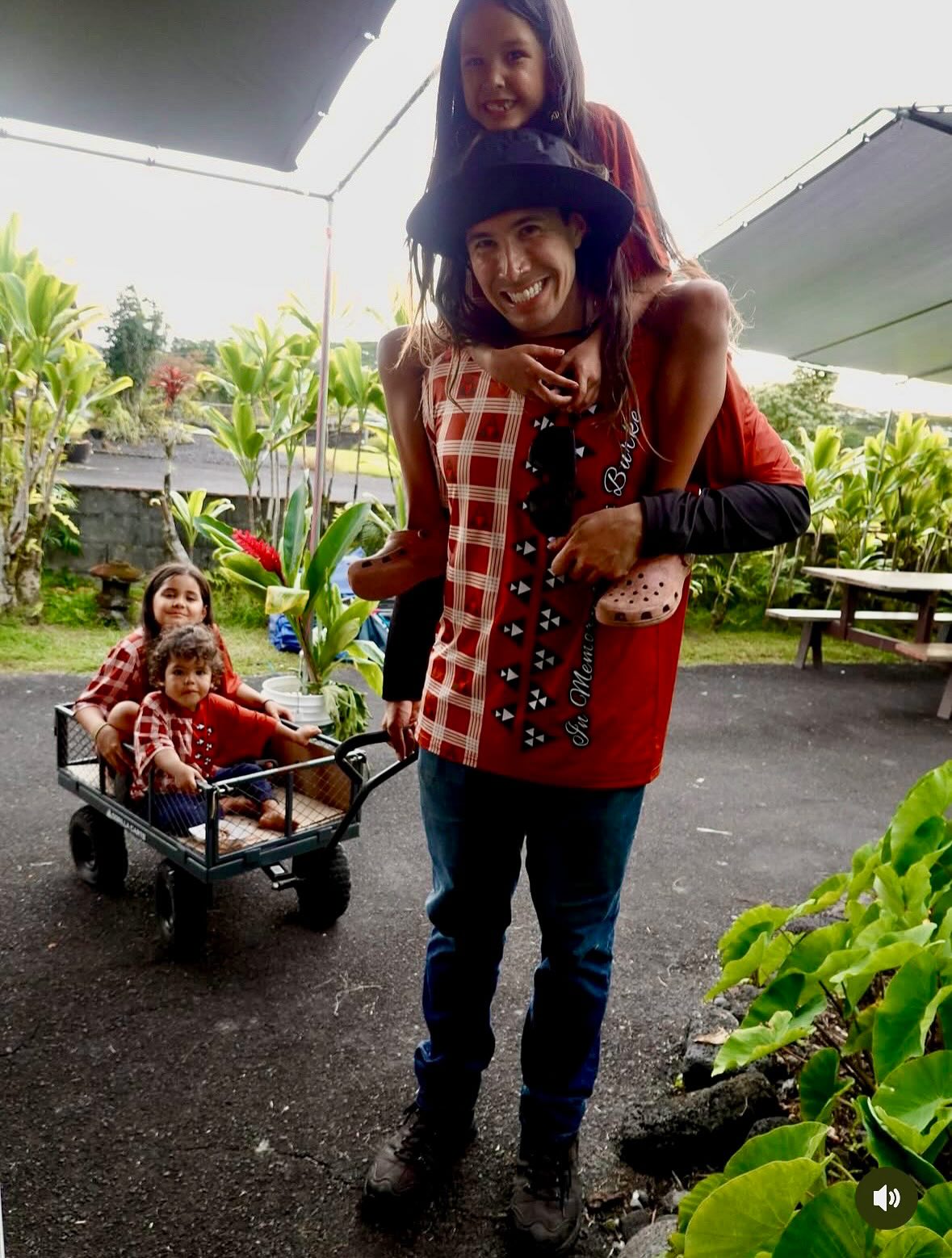 Mahalo @fitness_poweredbysunshine808 for sharing the photos of your family. The shirts look great! Our deepest condolences to your ohana on the recent passing of Papa Kini, and thank you for letting me make your Ohana Shirts.