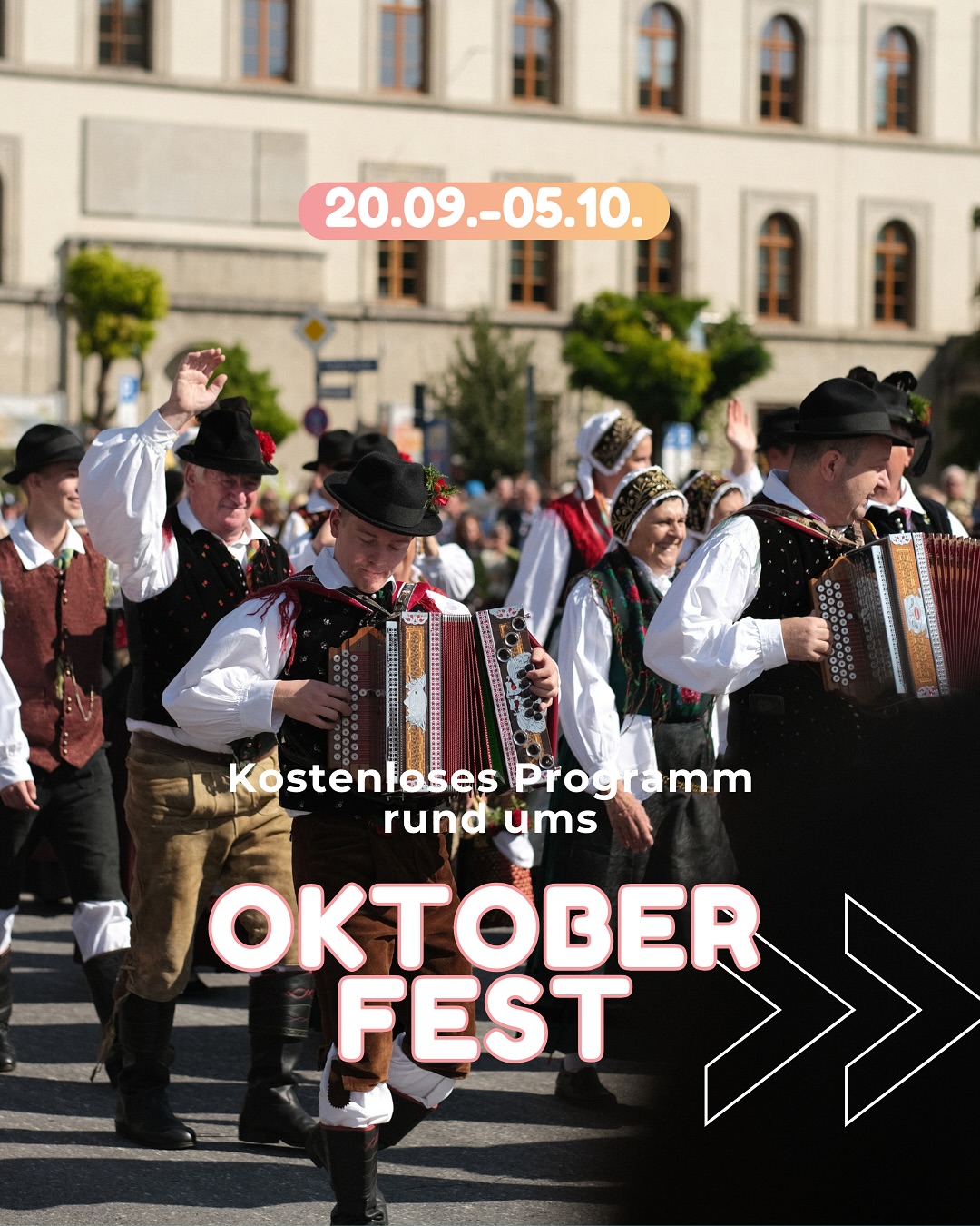 Beim kostenlosen Oktoberfest-Rahmenprogramm erwartet euch ne Portion bayerische Tradition mit Blasmusik, Trachten und Geselligkeit.🥨
Einzug der Brauereien und Festwirte
📅 Samstag, 20. September
⏰ 10.35 Uhr
📍Josephspitalstraße zur Theresienwiese
Trachten- und Schützenzug
📅 Sonntag, 21. September
⏰ ab 10 Uhr
📍Maximilianstraße zur Theresienwiese
Platzkonzert
📅 Sonntag, 28. September
⏰ 11 Uhr
📍 Bavaria, Oktoberfest