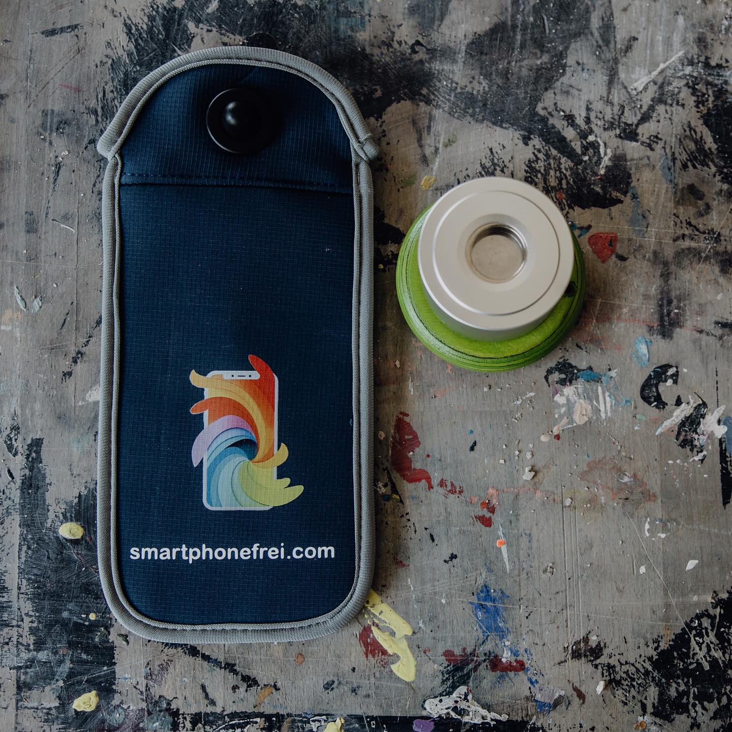 Sind Handytaschen in der Schule überhaupt notwendig? Unsere Erfahrung zeigt, dass sich nach der Einführung die Schulkultur grundlegend ändert. Es wird wieder mehr miteinander verbal kommuniziert, gespielt, spazieren gegangen, getobt, gelernt und gelacht & dadurch, dass alle wissen (auch die Eltern der Schülerinnen und Schüler), dass der Schultag ohne Smartphone absolviert wird, entsteht auch nicht das Gefühl oder Druck auf etwas antworten zu müssen oder etwas zu verpassen - es hat fast schon etwas von Detox-Urlaub. Immer getrost unseres Mottos … denn die Welt da draußen ist bunt 🌈