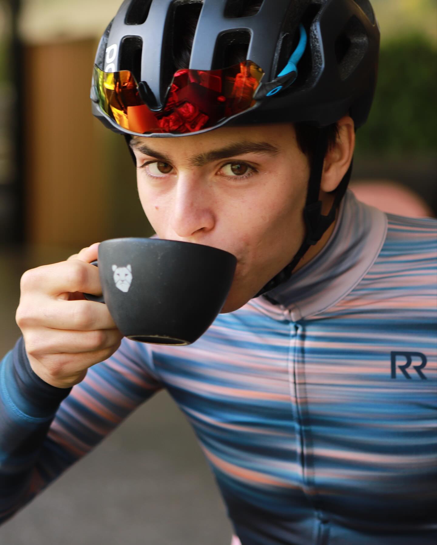 Arrueda fue mi primer gran amor.🖤
De esos que te consumen, que ocupan cada minuto y cada pensamiento.
Durante 7 años le di todo: mi tiempo, mi dinero, mi energía, mi salud.
Y sí, me hizo sentir invencible.
Me llevó a conocer ciudades como Londres, Milán, Nueva York, Ámsterdam, Barcelona…
Me regaló amistades y experiencias increíbles que todavía echo de menos.
Pero también me rompió.
Me enseñó lo que es hundirse, tocar fondo y perderse en la obsesión por mantener vivo algo que ya me estaba ahogando.
El día que decidí soltarlo, no fue por rendición.
Fue por supervivencia.
Porque si no lo dejaba ir, yo tampoco volvería a flotar.
Arrueda me dejó cicatrices profundas, sí.
Pero también me dio la certeza de que incluso después de perderlo todo, puedo volver a empezar.
Y esa es la base de todo lo que hago hoy: crear marcas que sostienen, no que hunden.
GRACIAS a todos los que formasteis parte de ello 🫶
💬 ¿Tú también tuviste que soltar algo para poder salvarte?