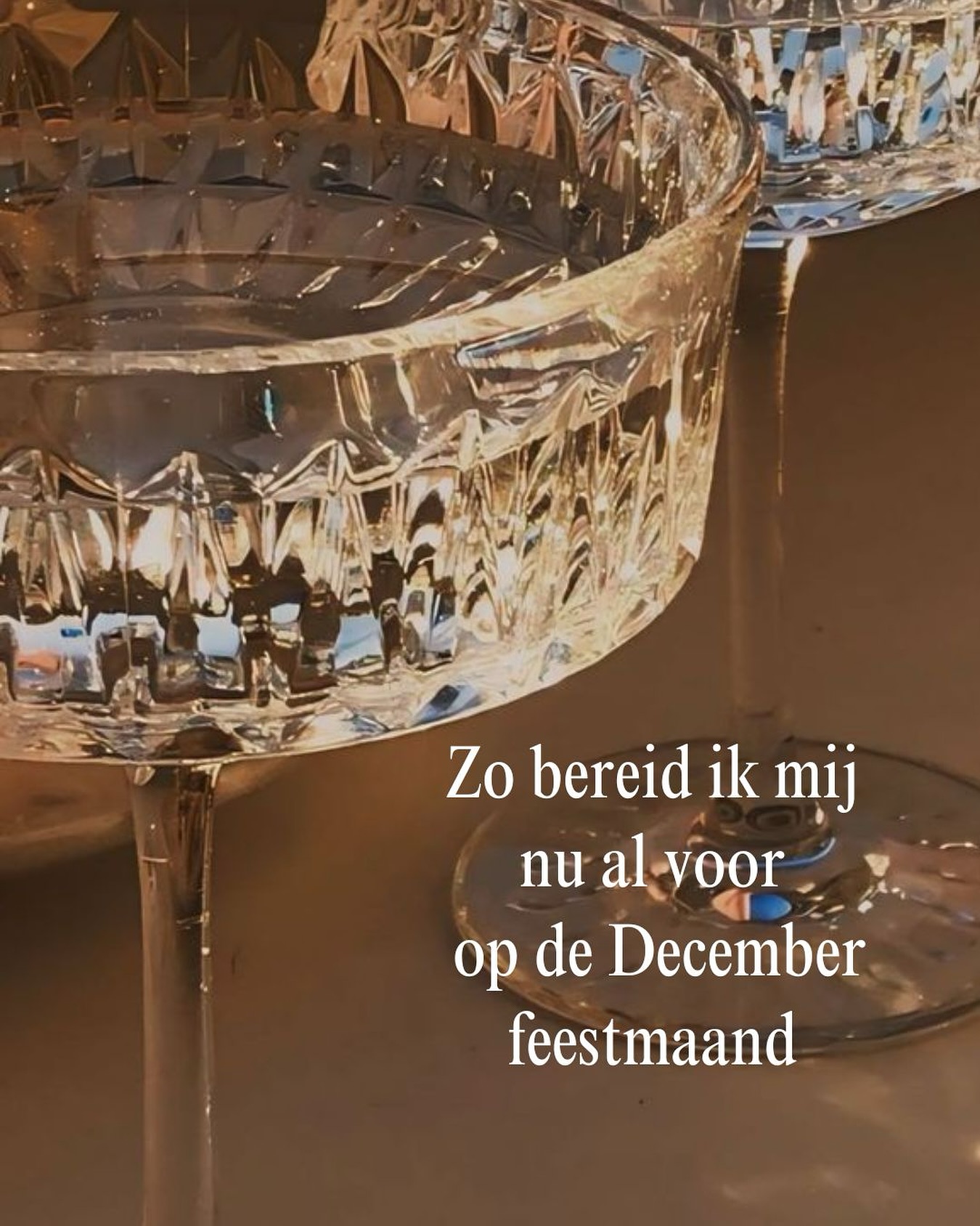 I know.. net nu de zon vandaag schijnt kom ik met een post over de winter 🤣🤣
Als het aan mij ligt slaan we wel die druiligere regen dagen over en hebben we over een paar weken gewoon milde vrieskou en alles mooi wit. Rollen we zo de gezellige wintermaand in met warme chocolade melk met slagroom, pepernoten en chocolade. Heerlijk.
Maar om maximaal te genieten van de feestmaand kan je nu je lijf wat ondersteunen. Zodat je de hele maand energiek en fit doorkomt en je niet twijfelt over een pepernoot meer of minder.
What to do:
1. Fix je bloedsuikerspiegel. Als je die nú aanpakt heb je gegarandeerd minder last van cravings in de december maand en ben je eerder verzadigd.
2. Verlies 1 - 2 kilo vet zodat je ook aan het einde van de december maand nog lekker in je vel zit. Zonder twijfel genieten van pepernoten en warme choco hmmmm! Dat betekent niet elke dag met honger naar bed maar wel meer groente, slapen en bewegen!
3. Till je selfcare naar the next level: mdef rust momentjes, stretching, variatie in voeding, afspraken die je energie opleveren, onbewerkt eten. Wat dit voor mijn lijf doet fysiek en mentaal is echt bizar. Voor jou ook dat weet ik zeker.
Doe jij iets qua voorbereiding op de december maand? Of ben je er nog helemaal niet mee bezig?
💕💕