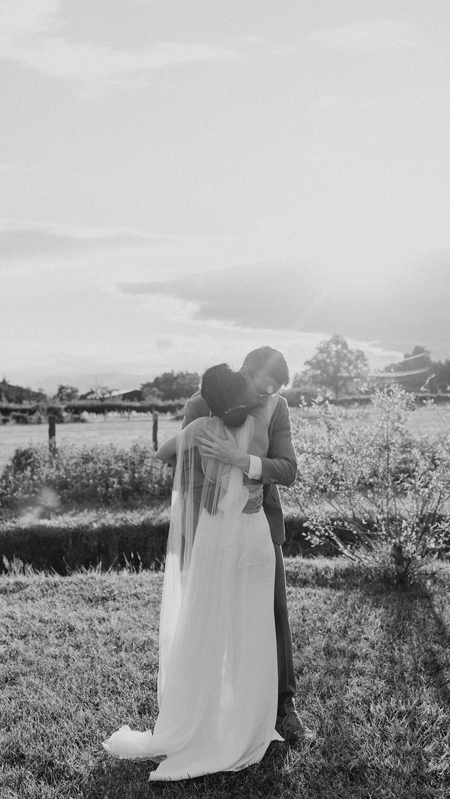 Myriam & Antoine
.
Deux soleils pour un mariage haut en couleur, chaleureux, convivial et très joyeux.
Je m’y suis sentie bien, accueilli comme un membre à part entière du mariage. J’ai adoré ma complicité avec les mariés, leurs gentillesse et leurs petites intentions. Des mariés comme eux j’en veux tous les samedi !
Merci encore à tous les deux pour ce superbe week-end ❤️
.
Wedding planeuse, fleuriste : @cactusevenements
.
#mariageterracotta #mariageboheme #mariage #sinspirersemarier #caen