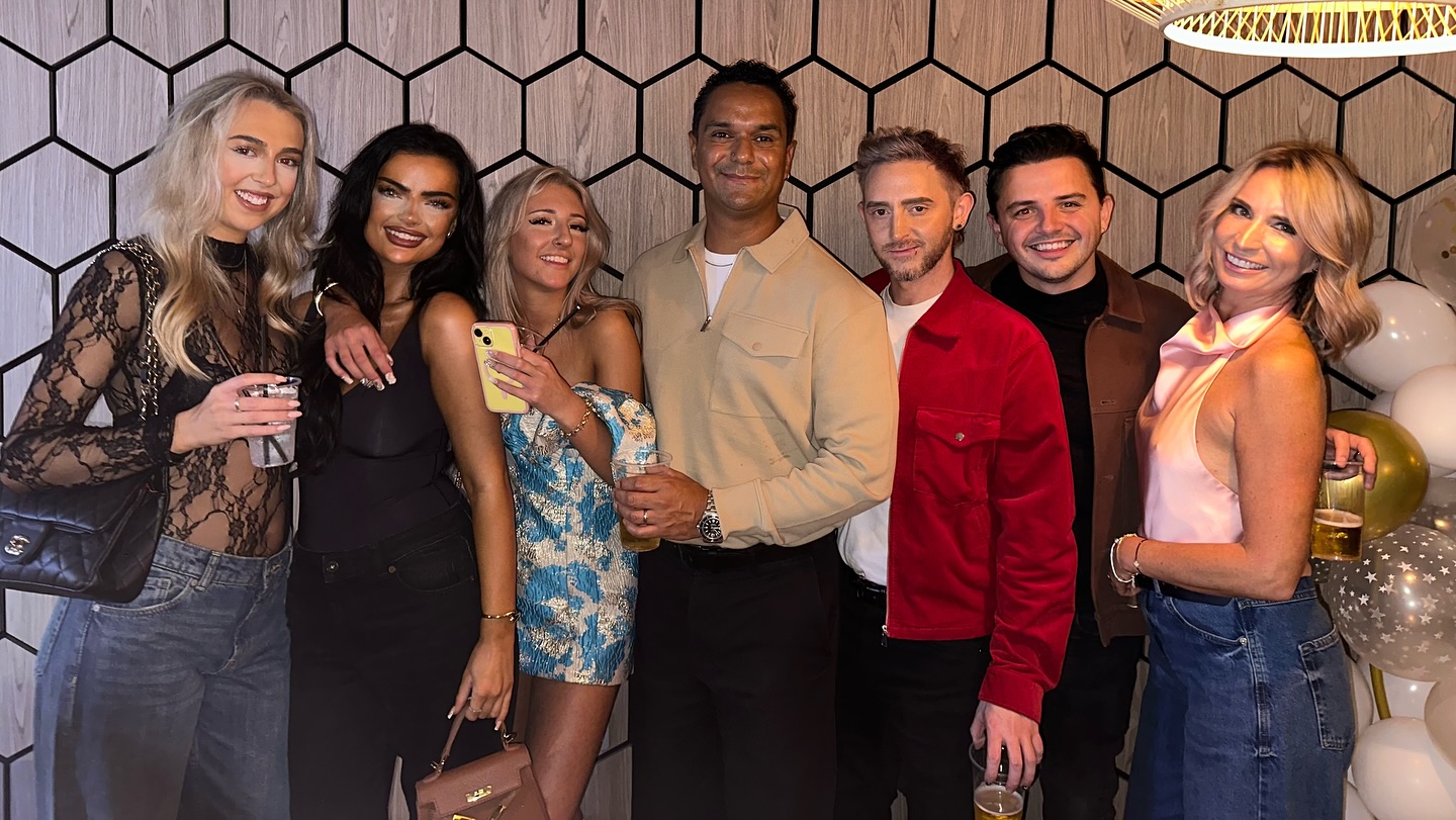 Happy Birthday @meganlillihair!!
Full Kado team out tonight celebrating ๐๐๐ฅ