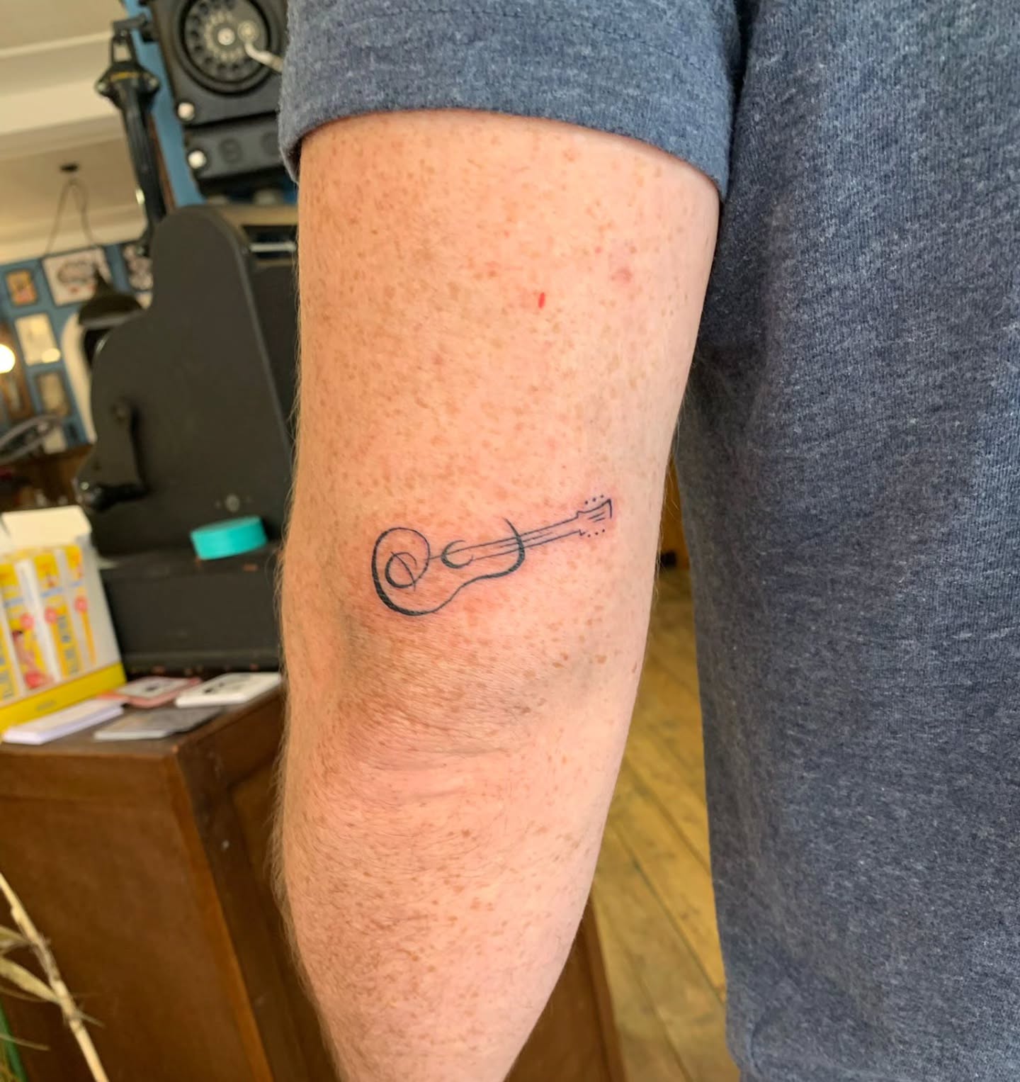 Ook voor kleine tattoos met fijne lijntjes ben je bij ons van harte welkom! Stuur ons een bericht of kom langs in de shop!
#tattoo #tattoodeventer #fineart #finelinetattoo #music #musictattoo #guitar #art #love #deventer