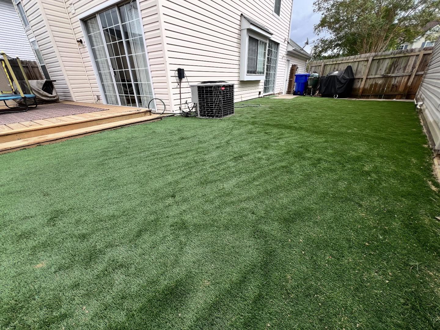 🌿 Turfs Up Contracting just crushed this artificial turf installation. Durable, lush, and ready for action! ⚽ #Turfsupcontracting.com #ArtificialTurf #LawnPerfection”
