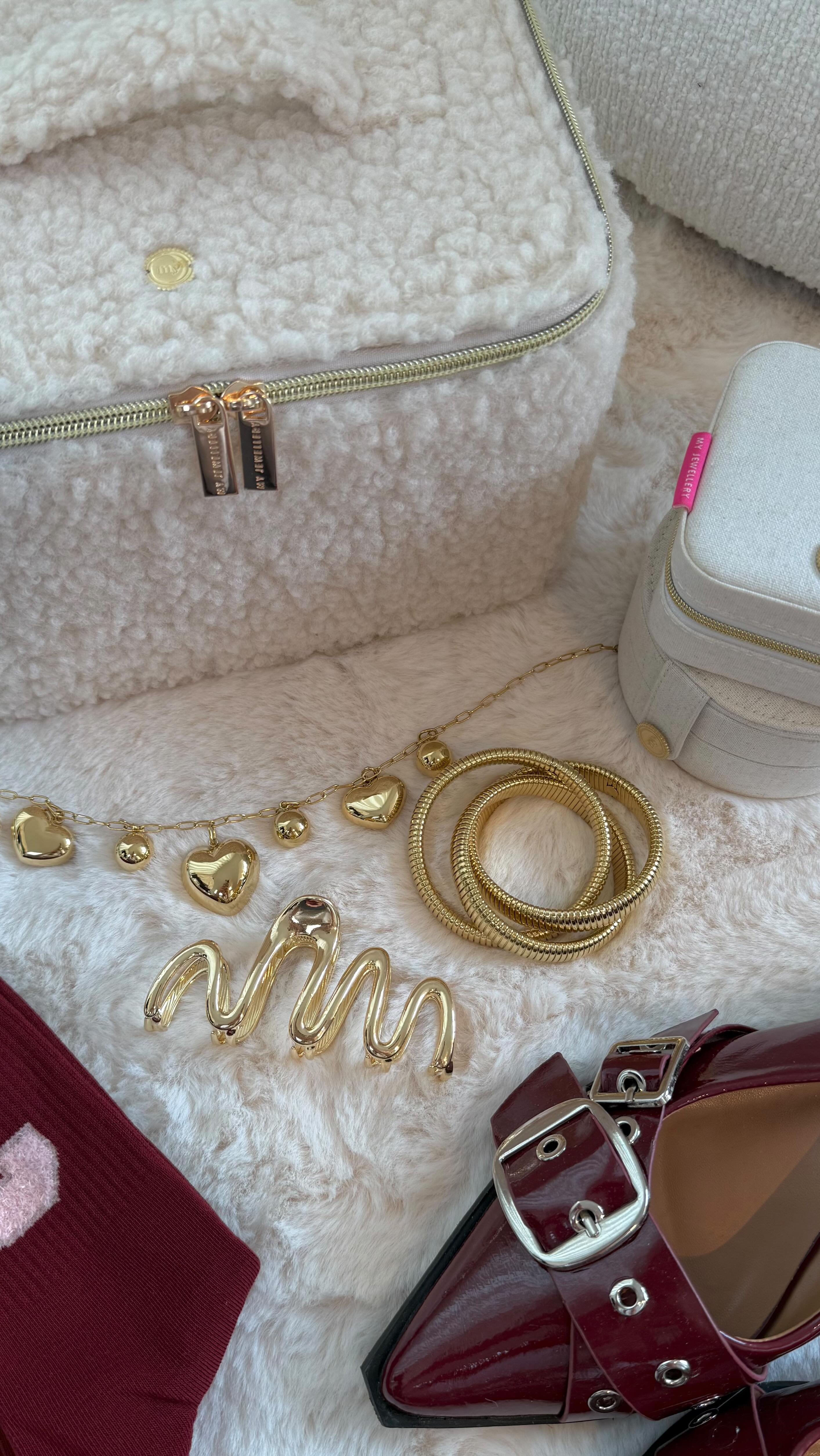 Fall ready? Just add the right accessories…
Laat onze boutiques nu net vol liggen met de leukste must-haves 🧡🍁
#fallaccessories #accessories #autumnmusthaves #autumn #myjewellery #crystalsands