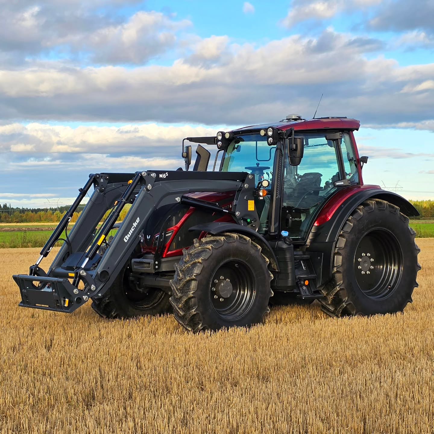 Asiakkaamme tuore hankinta sai vielä viimeisen silauksen ennen töitten alkua uudessa talossa! 🤩
Varustelimme koneen EFIX eSteer 20 MAX -automaattiohjauksella. Samalla toteutimme ISOBUS-asennuksen EFIX jälkiasennussarjalla, joten asiakas pääsee hyödyntämään lohkoautomatiikkaa ja AUX-N joystick -valmiutta mm. ruiskutuksessa ja kylvössä.🌾
Asennuksessa käytettiin valmistamiamme mallikohtaisia kiinnikkeitä ohjausmoottorille ja vastaanottimelle. Näyttö sijoitettiin asiakkaan toiveiden mukaisesti A-pilariin ja pakettiin kuuluva kamera etukuormaajaan helpottamaan kuormaustöitä. Asennuksen viimeisteli vielä Valtran alkuperäinen aktivointikytkin. 🤠
Nyt on paketti kunnossa ja valmiina tulevien kausien töihin – täydellisesti asiakkaan tarpeisiin räätälöitynä! 🌱💪
#automaattiohjaus #valtra #efix #efixag #täsmäviljely #kasvukausi