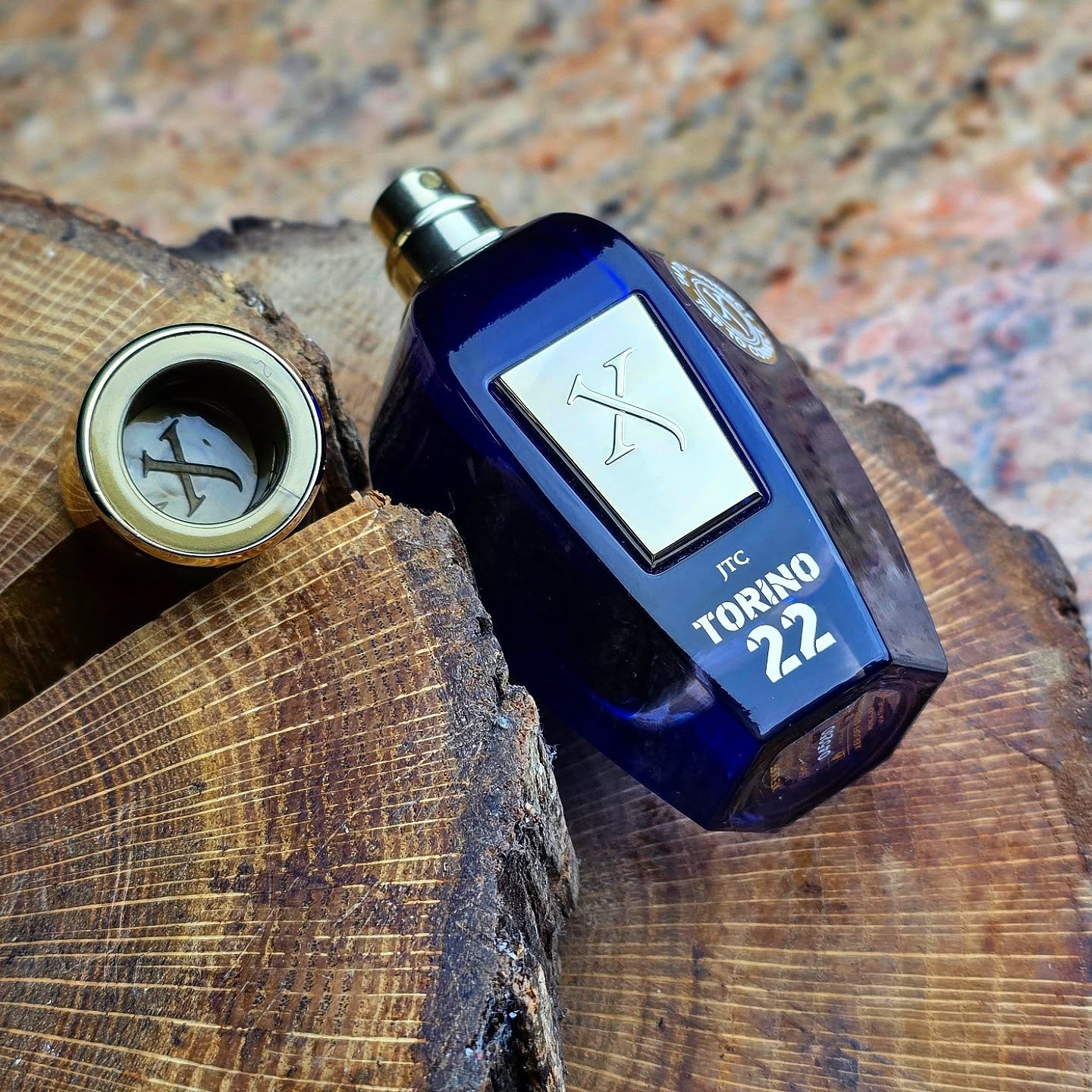 Sweet syrupy tea leaves and warm wood. Torino 22.
.
.
.
.
.
.
Opening notes: Bergamot, Saffron, Eucalyptus
Middle notes: Clary Sage, Mate, Guaiac Wood
Base notes: Musk, Dry Woods
.
.
.
.
.
.
#xerjoff #perfume #nicheperfume