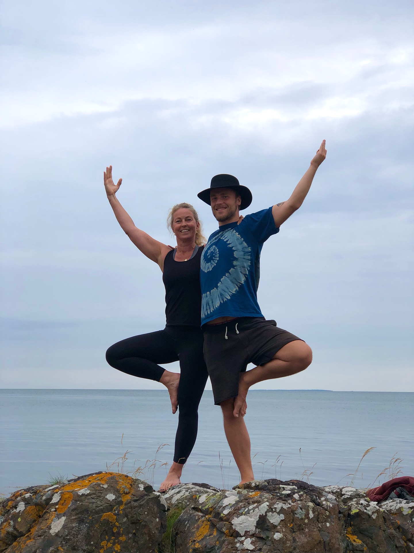 Bli med på gratis yoga med våre studenter på den grunnleggende yogalærerutdannelsen på søndager. 🤗 Her får du oppleve en yogatime med åpent nivå.
Hver søndag er det en ny student som setter sin personlige signatur på timen. Noen ganger en litt mer dynamisk time, andre ganger roligere, noen ganger med pusteøvelser eller selv-massasje.❤️
For oss er det viktig at studentene finner sin egen stemme som yogalærer og får lagt inn temaer som engasjerer dem personlig, slik at yogaen får et personlig uttrykk samtidig som de lærer å være tro mot tradisjonen og undervise på en forsvarlig, skadeforebyggende og yogisk måte med rom for indre stillhet og kontakt med egen kropp.🧘🏻♀️
#yogalærerutdanning #gratissøndagsyoga #yogaforalle #osloyoga
www.osloyoga.no/timeplan-host 🍁❤️