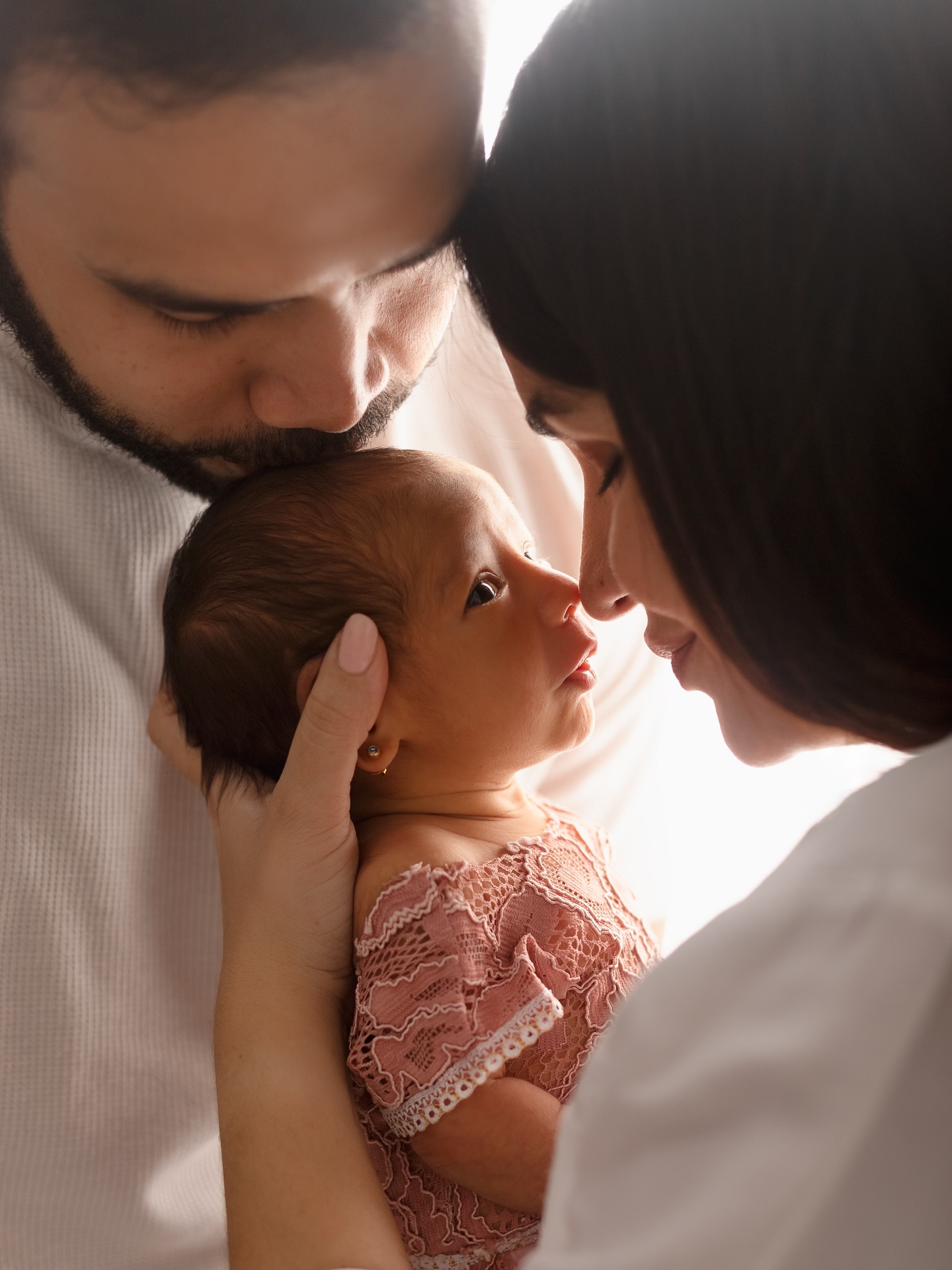 ✨ Los primeros días de Briana y sus papis… los primeros días de la historia más bonita de sus vidas 💖
Protección, amor, cuidado y muchas risas… eso es lo que Briana recibirá toda su vida, no tengo duda de ello. ¡Qué bonita familia la que Dios formó! 🥹☺️
Gracias nuevamente, @mari_3006 por permitirme ser parte de su historia 🤩
—
#FotografíaDeMaternidad #SesiónDeEmbarazo #SesiónDeReciénNacido #PrimerAñito #sesiondefotos #panama #fotografapanama