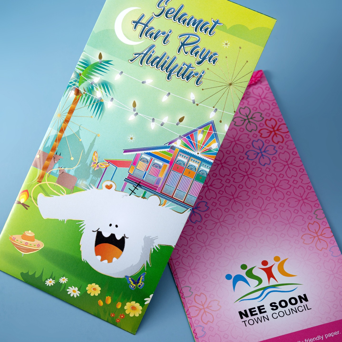 Bright and joyful — these Hari Raya packets for Nee Soon Town Council feature colourful kampung scenes, playful mascots, and festive lights to capture the spirit of Aidilfitri. With vibrant designs and warm greetings of “Selamat Hari Raya Aidilfitri”, they bring a message of togetherness, joy, and celebration. #rayapackets #raya #redpackets #harirayaidulfitri #selamathariraya #festivepack #neesoontowncouncil #aiasingapore #artistryinculture #singapore #angpao #greenpacketprinting #greenpacketprintingsingapore #greenpacketprintingmalaysia #angbao #customisedgreenpacket #customisedgreenpackets #customisedrayapacket #customisedrayapackets