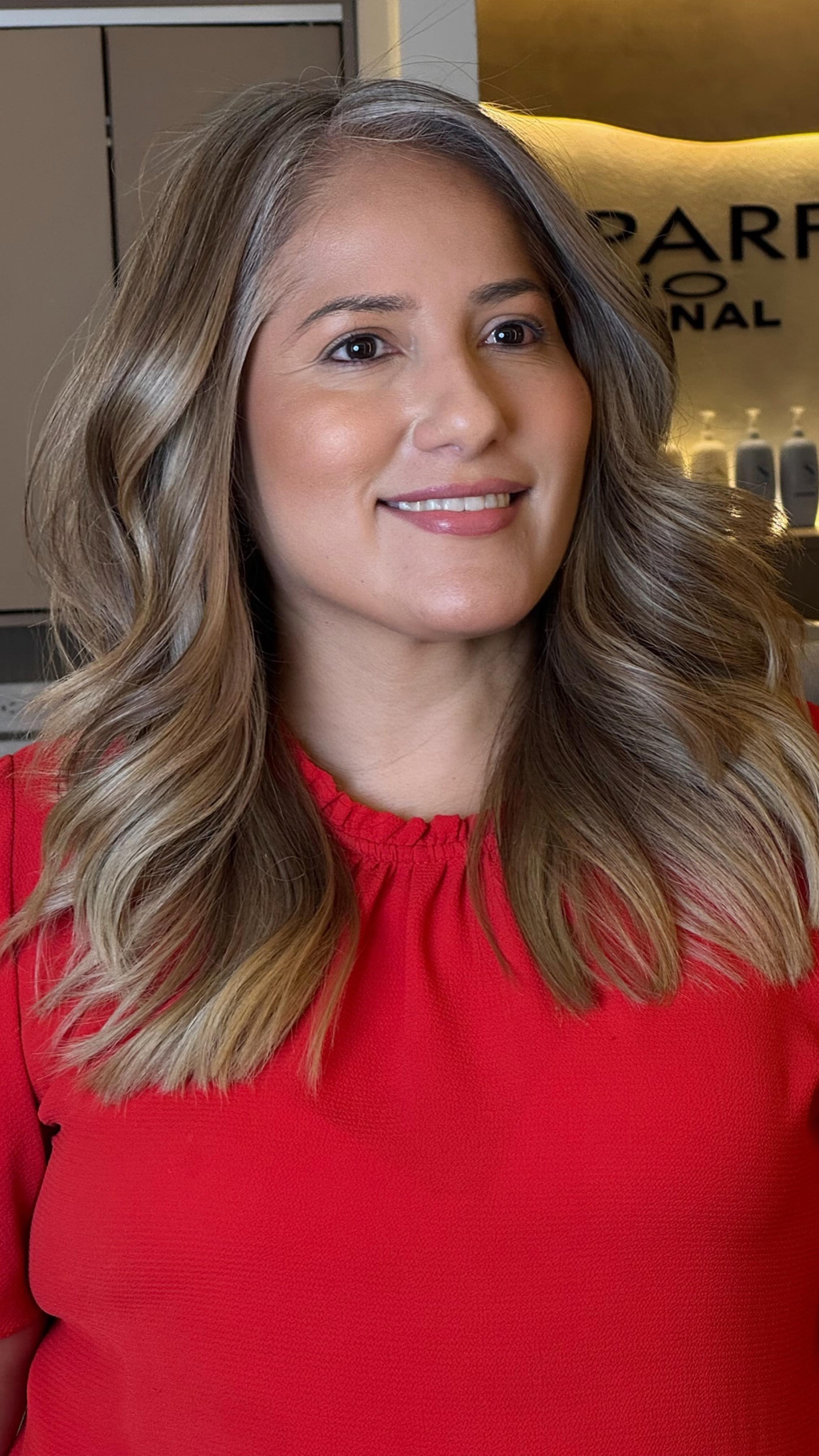 “Un rubio que no es común ni mucho menos predecible… ✨
Creamy, perlado, con reflejos dorados y ese toque ahumado que lo hace único, elegante y lleno de carácter. Un diseño pensado para que incluso las canas se integren con naturalidad y se conviertan en parte de la luz del cabello.
💫 No todas las técnicas buscan uniformidad… algunas buscan personalidad. Este es el secreto detrás de mi Smokey Pearl Gold ✨
💇♀️ Cuando sabes leer la fibra y aplicar la técnica correcta, cada reto se convierte en una oportunidad para crear belleza real.
👉 Si quieres vivir esta transformación en tu propio cabello, agenda tu cita ahora.
👉 Y si eres profesional, nunca subestimes el poder de dominar las canas: ahí está la diferencia entre un servicio común y un resultado que deslumbra.”
#salondebellezapanama #cambiodelook #byjesustabaressalon #panamacity #balayagehighlights #musadejesustabares #balayagepanama #blondehair #alfaparfmilano #camuflajedecanas