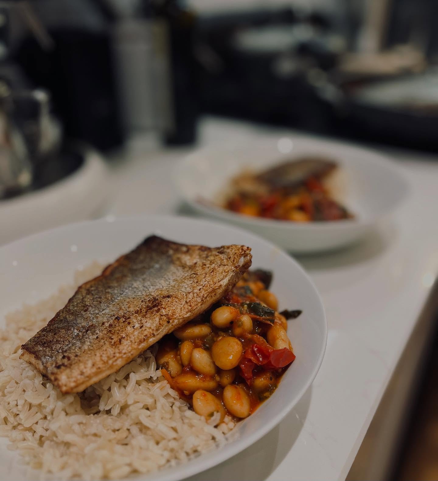 🫶🏻🫶🏻 so in love with this warm butterbean salad, I had to make it again - this time with Cornish Hake in a garlic butter with brown rice 🫶🏻🫶🏻