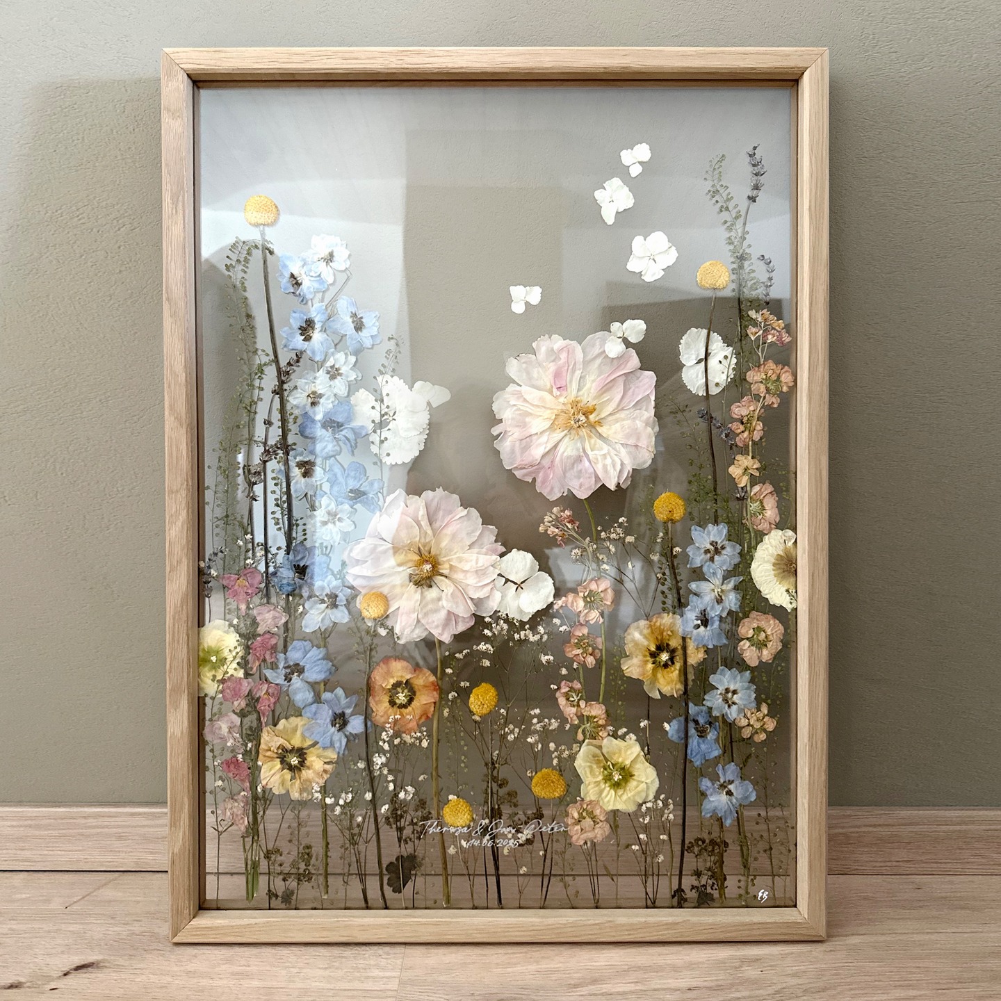 Theresas Bouquetbild 🤍
Ein wunderschöner Brautstrauß wird zum Bild. Motiv "Sommerwiese" als Hochkant-Bild.
#ewigbluete #weddingbouquet #brautstrauß #weddingtime #wedding #bridalaccessories #wedding #hochzeitsfotografie #weddingbouquetpreservation #hochzeit25 #trockenblumen #pressedflowerart #pressingflowers #flowerpressing #herbarium #botanicalart #wedding2025 #flowerdesign #blumenpressen #weddingplanning #hochzeitsplanung #weddingpresent #brautkleid #blumenliebe #weddingday #hochzeitsblumen #weddingplanner #weddinginspiration #weddingingermany