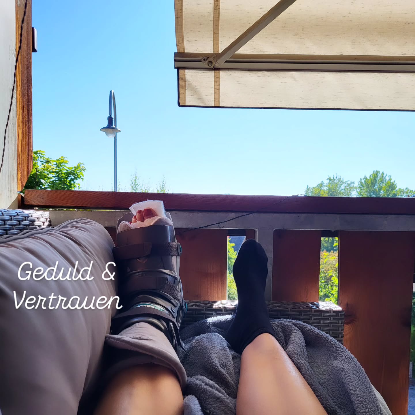 Das Leben hält immer mal wieder eine Überraschung bereit. Auch weniger schöne. So auch bei mir. Und auch wenn ich dadurch stark herausgefordert werde, sehe ich die Lernchancen, die auch diese Krise mit sich bringt. Und ich lerne gerade sehr viel!
Momentan vorallem Akzeptanz, Geduld und Vertrauen... in den Heilingsprozess und in die Fachpersonen. Ich lerne, Zweifel und Ängste anzunehmen, aber nicht Überhand werden zu lassen. Ich lerne, geduldig zu sein und die Langsamkeit anzunehmen. Ich lerne im Fast Forward Modus, während sich mein Körper im Schneckentempo vorwärtsbewegt.
Das Leben/ das Universum scheint mir gerade zuzurufen: Slow down, take it easy! Ich habe es zu lange ignoriert.
Es ist mir bewusst, dass es viel schlimmere Schicksale gibt, als eine kaputte Sehe am Fuss. Und dennoch löst es einiges aus, das gesehen, verarbeitet und integriert werden darf.
Wenn ihr wollt, nehme ich euch ein Stück mit in diesen Lernprozess, in dem ich gerade drin stecke.
Nicht, um Mitleid zu bekommen, sondern um authentische Prozesse zu teilen. Für mehr Real Talk auf Social Media. Bist du dabei?
Herzlich, Jacky 🦋
#hochsensibilität #hochsensibel #hochsensible #sensibel #hspcoach #hochsensitiv #hspcoaching #hochsensibelglücklich #feingesinnt #coaching #beratung #seelenweg #leichtigkeit #innereruhe #lebensfreude #energie #authentizität #erfolg #selbstbestimmung #selbstliebestärken #selbstreflexion #mentalegesundheit #psychologischeberatung #resilienz #ressourcen #achtsamkeitimalltag #selbstwahrnehmung #selbstfindung #überreizung #nervensystem