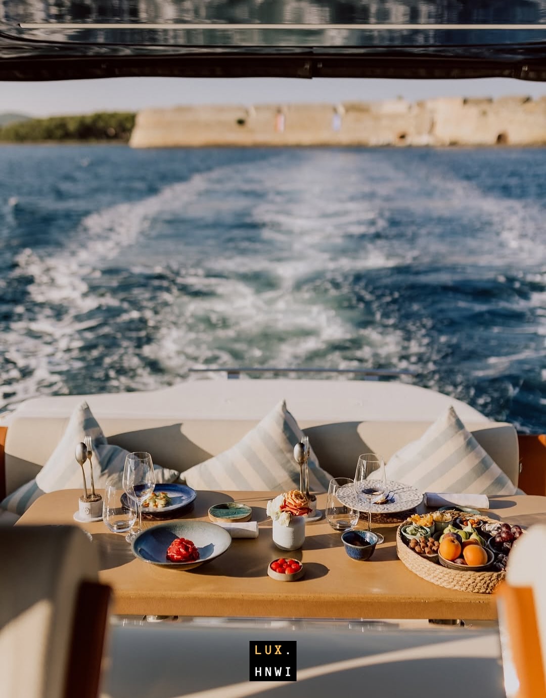 🍽️ Chef Rudolf Štefan — autor, guardião, artista
Rudolf não é apenas o rosto de Pelegrini: é a voz que traduz a Dalmatia em pratos precisos e emocionais. Nas fotos, o trabalho do Chef, da matéria-prima ao acabamento e a frase que revela sua filosofia: disciplina, curiosidade e respeito pelo lugar.
Na LuxHNWI homenageamos chefs que criam memórias. Recomendamos Pelegrini como parceiro para quem valoriza afeto culinário e técnica de alto nível.
👥 Indicação LuxHNWI: ideal para celebrações íntimas, jantares de benchmarking e experiências gastronômicas personalizadas.
📌 Quer conhecer este paraíso gastronômico? Envie-nos uma mensagem.
#RudolfStefan #ChefRudolf #Pelegrini #Gastronomia #Recommends #TurismodeLuxo #Croacia