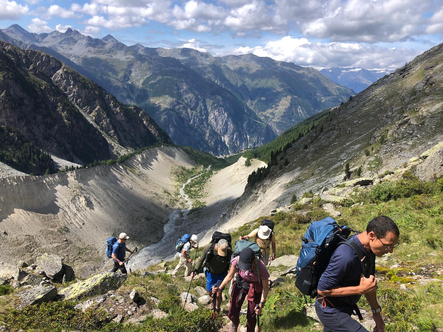 L’été 2025 a été fait de belles rencontres, de beaux paysages, de forêts, de lacs, de pâturages, de moraines, de contemplation, de sourires, d’efforts et de tant d’autres choses… ☀️⛈️🪶🌲🦋🐾
Bon automne à tou•te•s et à très vite ☃️