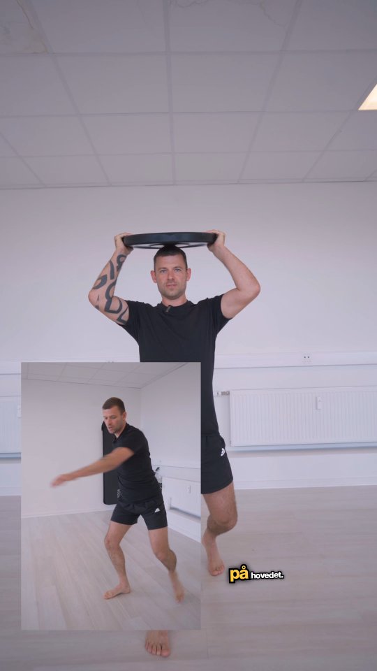 Har du prøvet den første øvelse fra tidligere denne uge ?👁️
Hvor vi har haft fokus på vægtskifte og sammenspillet mellem vores nedre og øvre kropsdele ? 👌
Hvis nej ! Prøv den af, inden du begynder med denne her udgave. Det er vigtig inden du gøre øvelsenre mere udfordrende med vægt, at din krop "dig" har forstået hvornår der sker et vægtskifte,
samt sammenspillet af øvre nedre kropsdele.😃
Hvis ja ! ✅
Begynd at udfordre øvelsen med vægt
Hvad giver det dig ?
Det sætter en stør stimuli på kroppen, så det bliver mere udfordrende. Du kan blive mere eksplosivt, det vil yderlige fremhæve hvor vigtig sammenspillet mellem øver og nedre kropsdel er. 🧠
Prøv øvelsen af, hvis du har brug for hjælp til det. ⬇️
Så send mig gerne en pb.➡️
#biomekanik #funktioneltræning #holisticcoaching #århus #rotation #breathing #performance #smertefri #balance #vægtskifte #viralreels #københavn #rehab #movement
