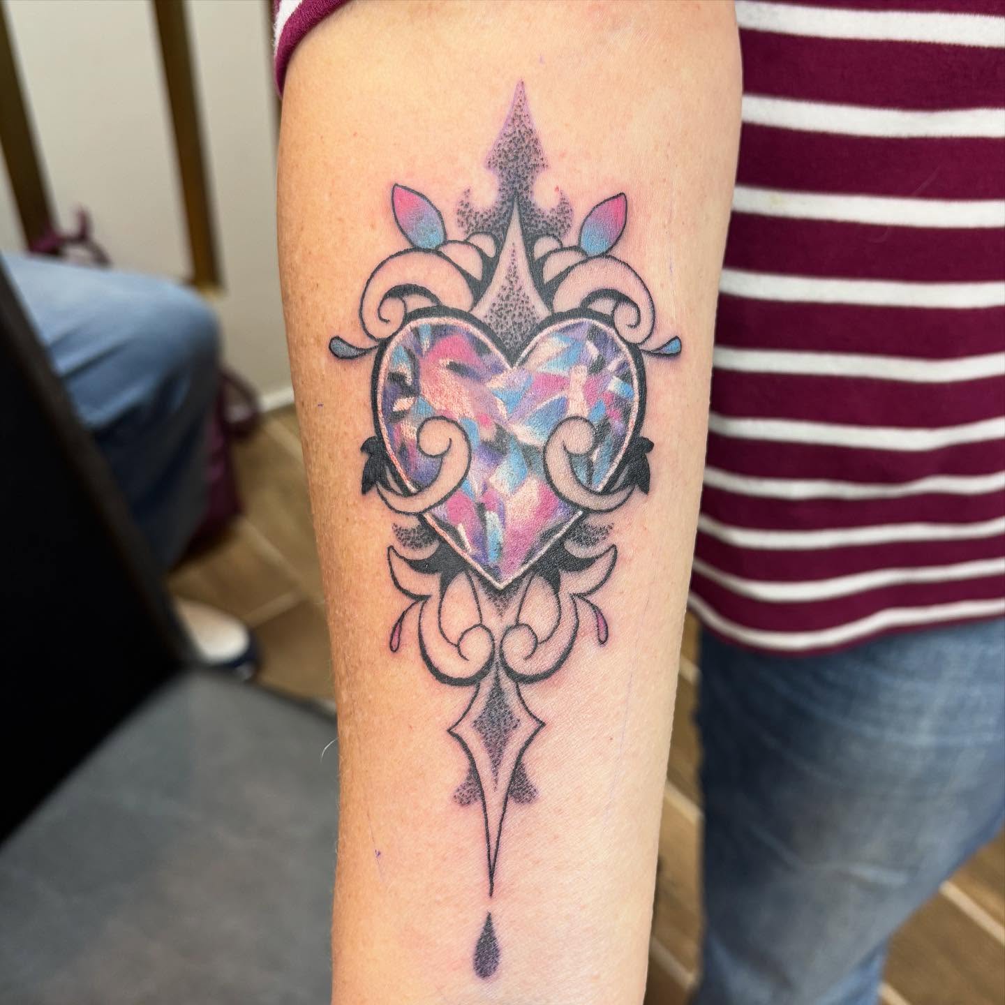 1/3 pieces I did for a family group earlier this week! Thanks for coming by again, guys ✨ #tattoo #customtattoo #colortattoo #gemstone #gemstonetattoo #queertattooartist