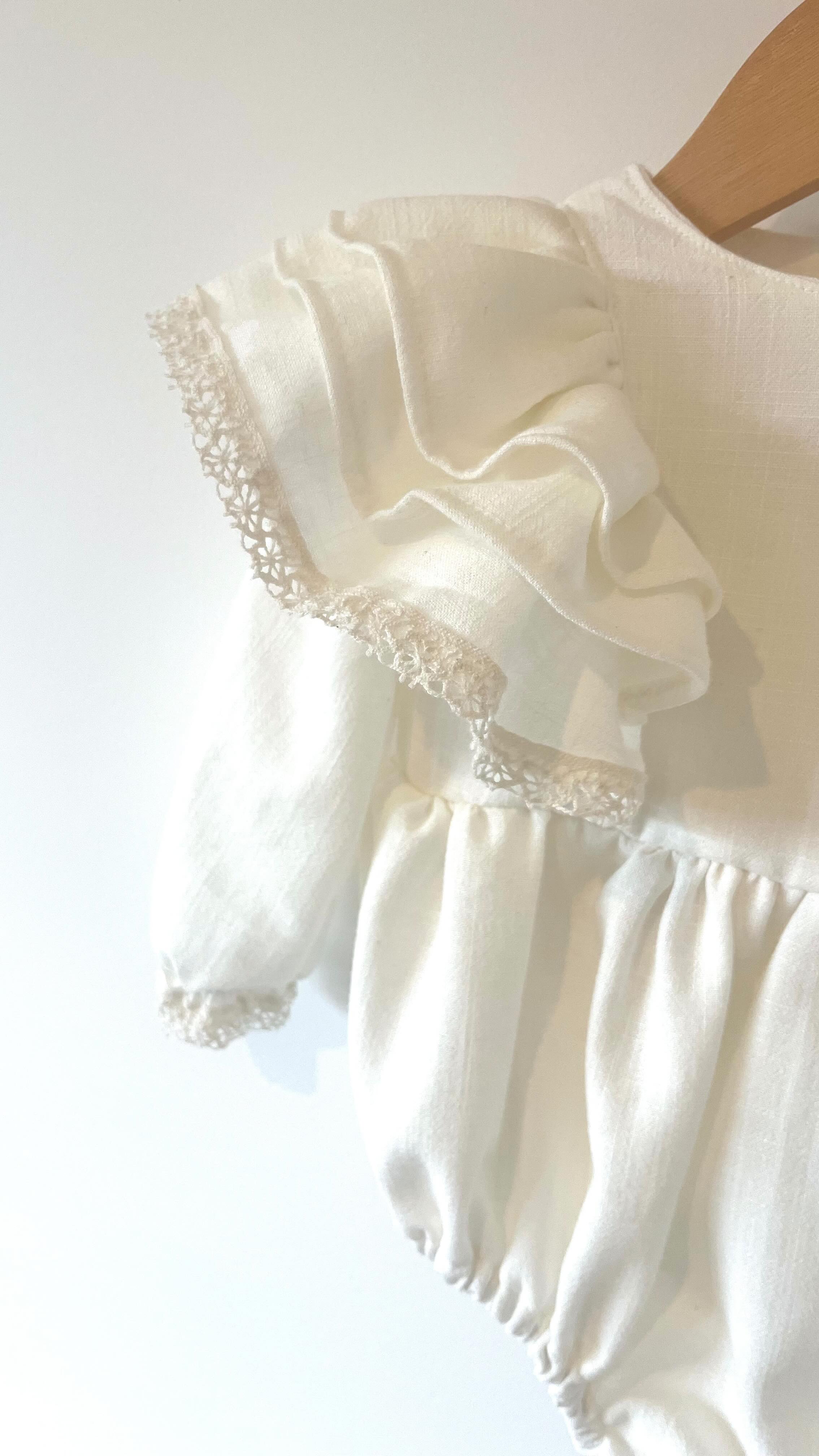 Gros crush ?
Bien évidemment que OUI 🤍
Du lin écru, des volants, une touche de broderie et WOUAW !
#barboteuse #creatricebebe #babylook #creatrice #babygirl #madeinfrance #pure #beige